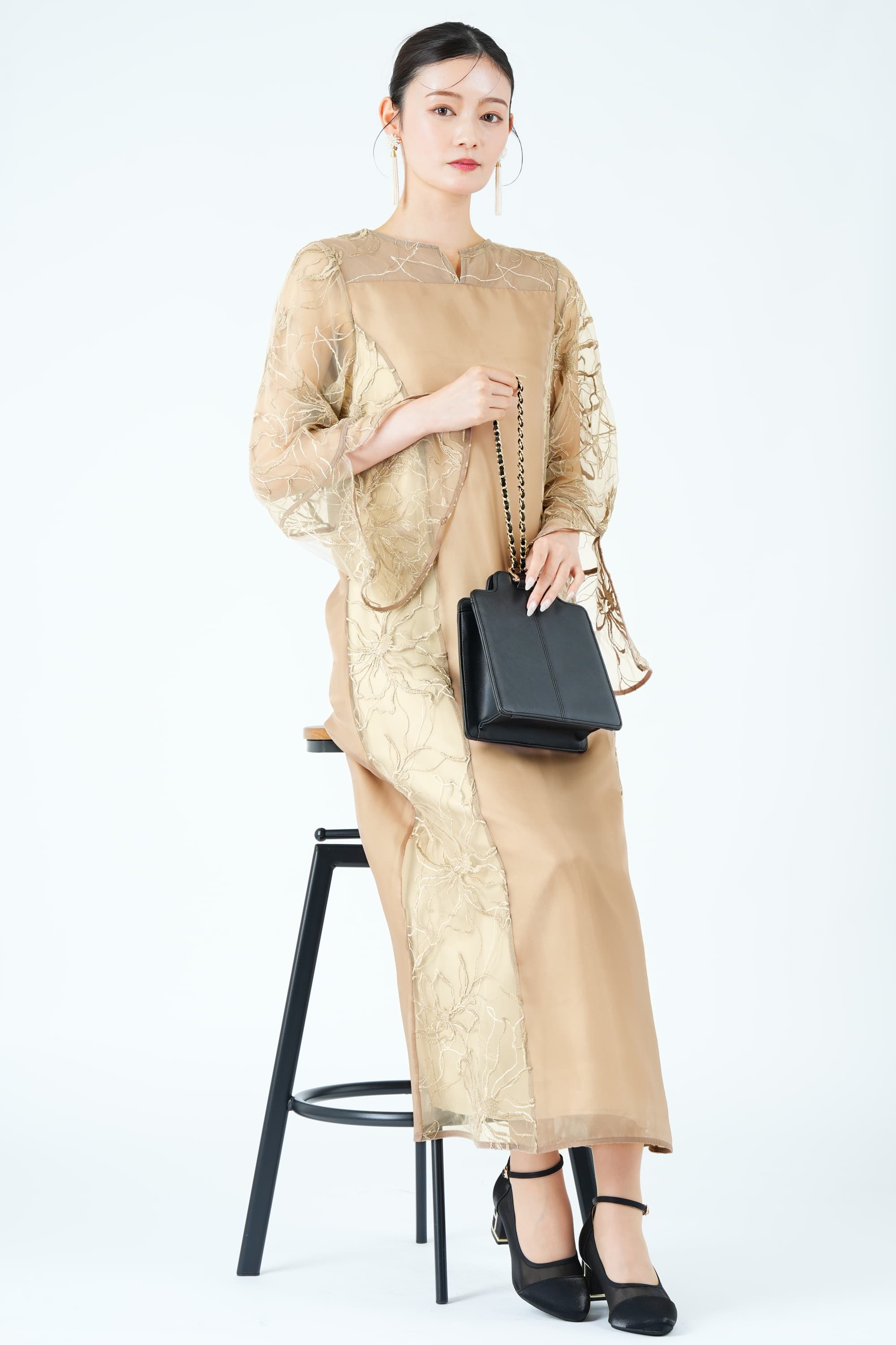 チュール刺繍パネルベージュドレス