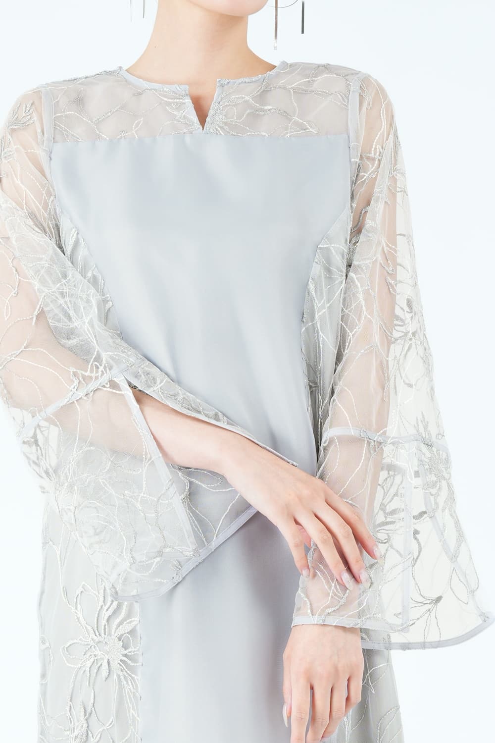 チュール刺繍パネルブルードレス