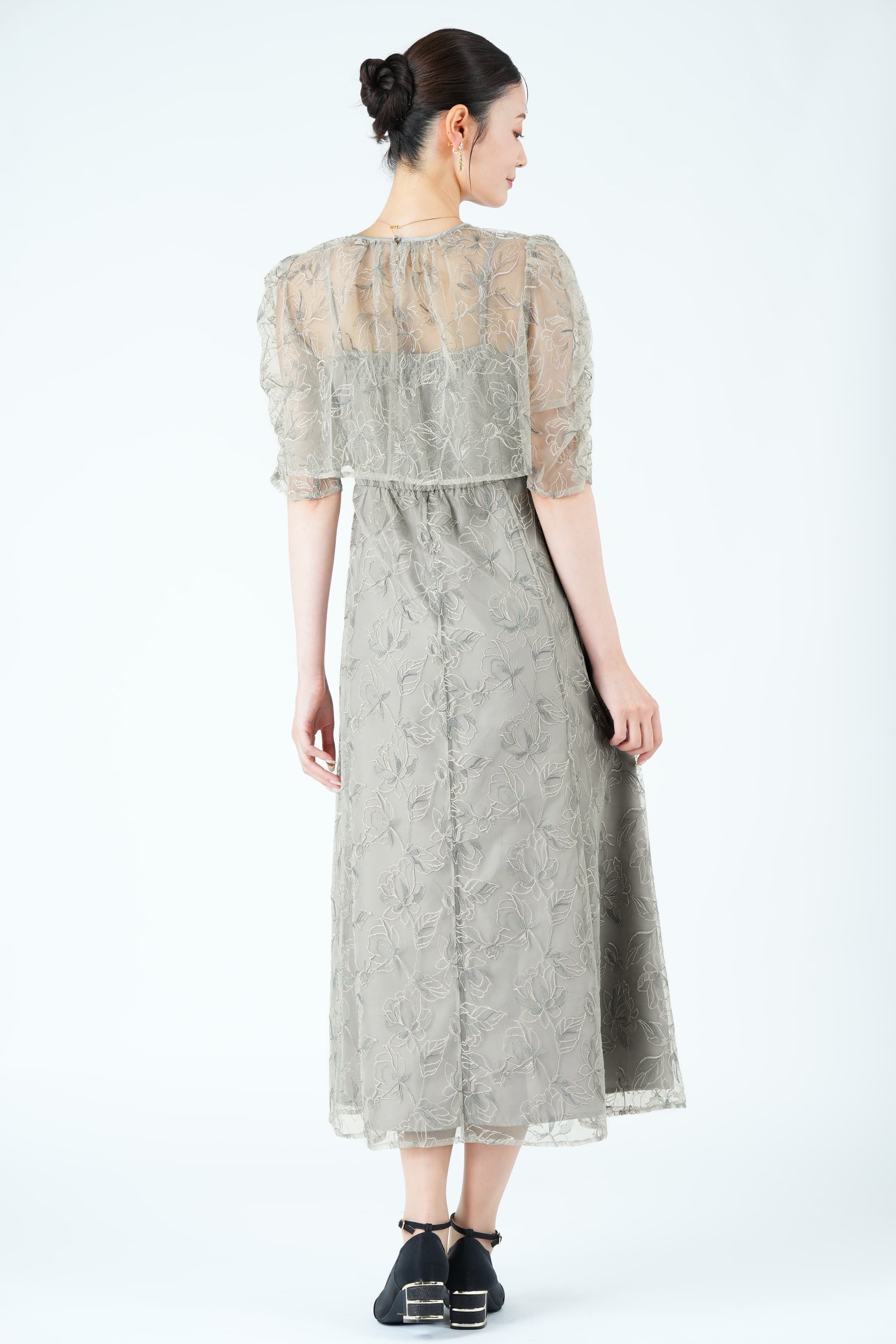 レイヤードフローラル刺繍くすみグリーンドレス