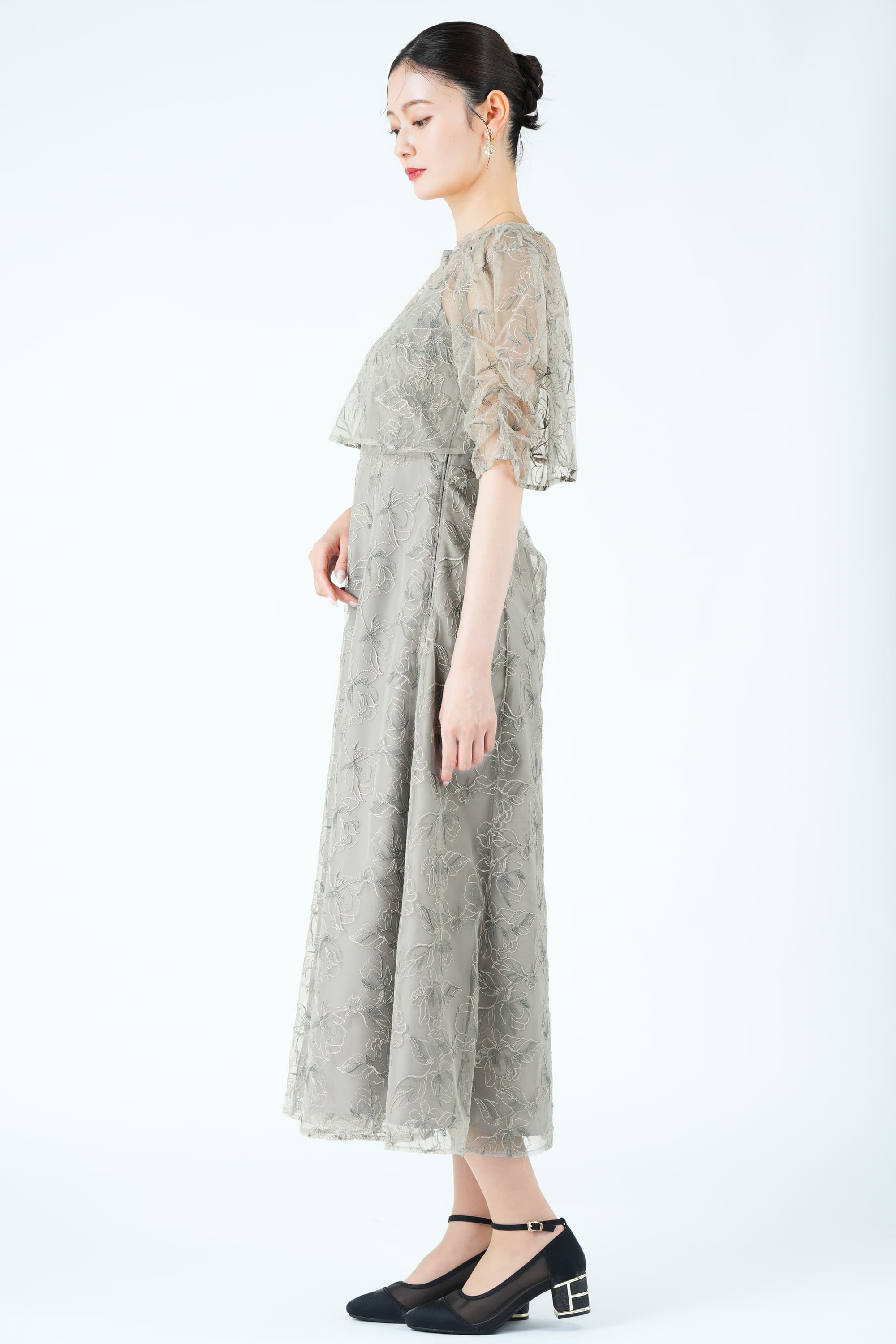 レイヤードフローラル刺繍くすみグリーンドレス