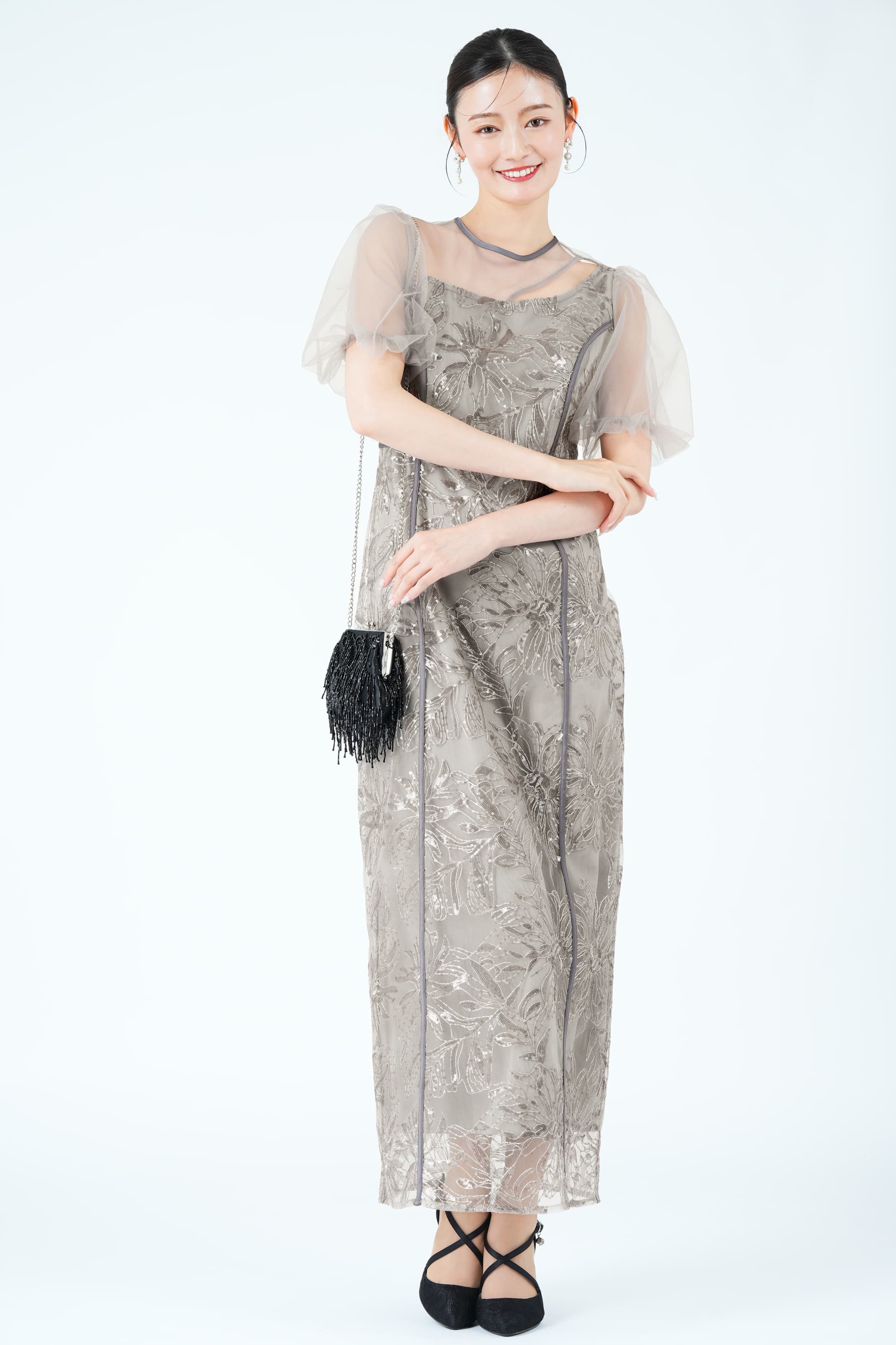 チャーム付きクロスストラップブラックパンプス