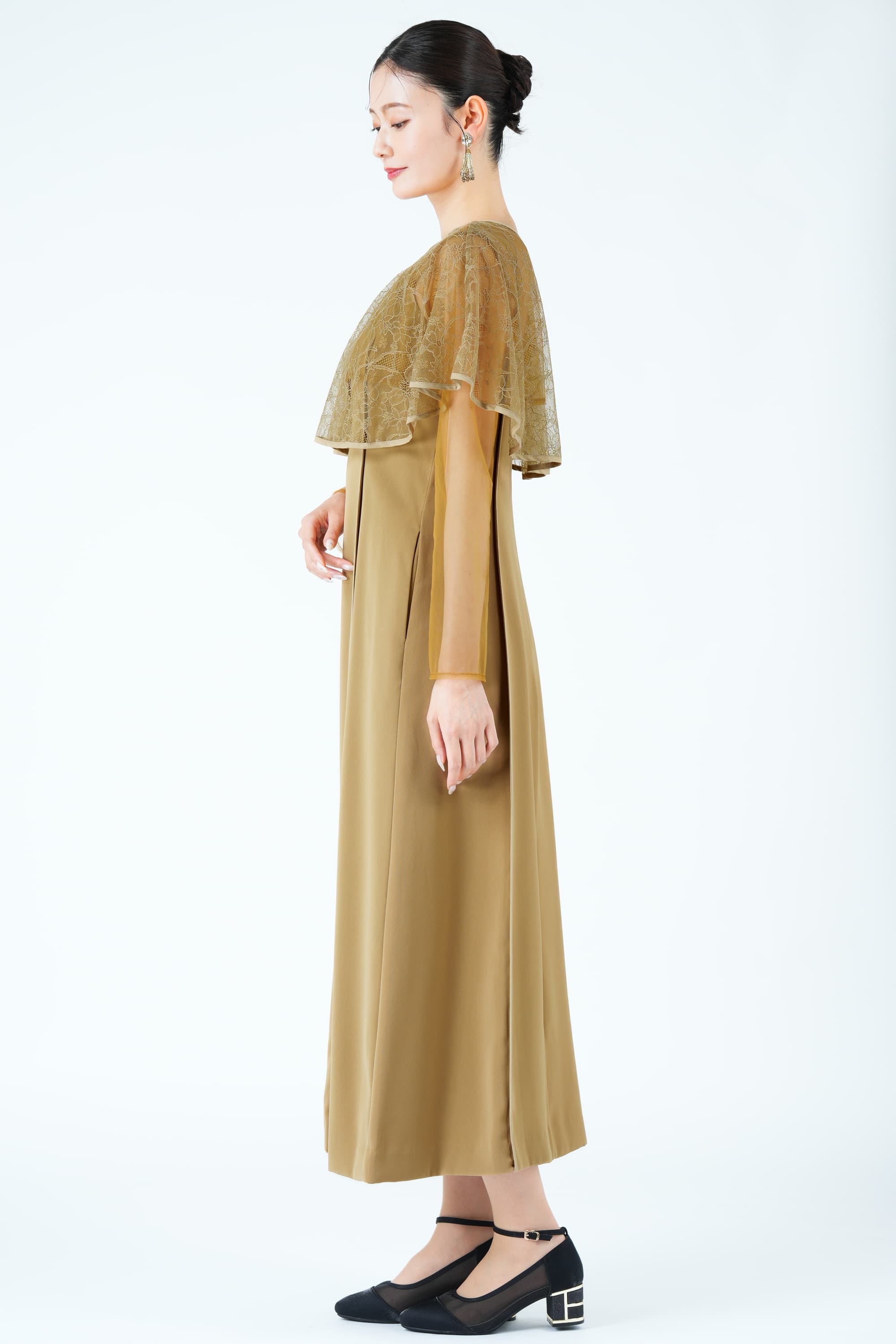 ケープ風ボレロレイヤードベージュドレス