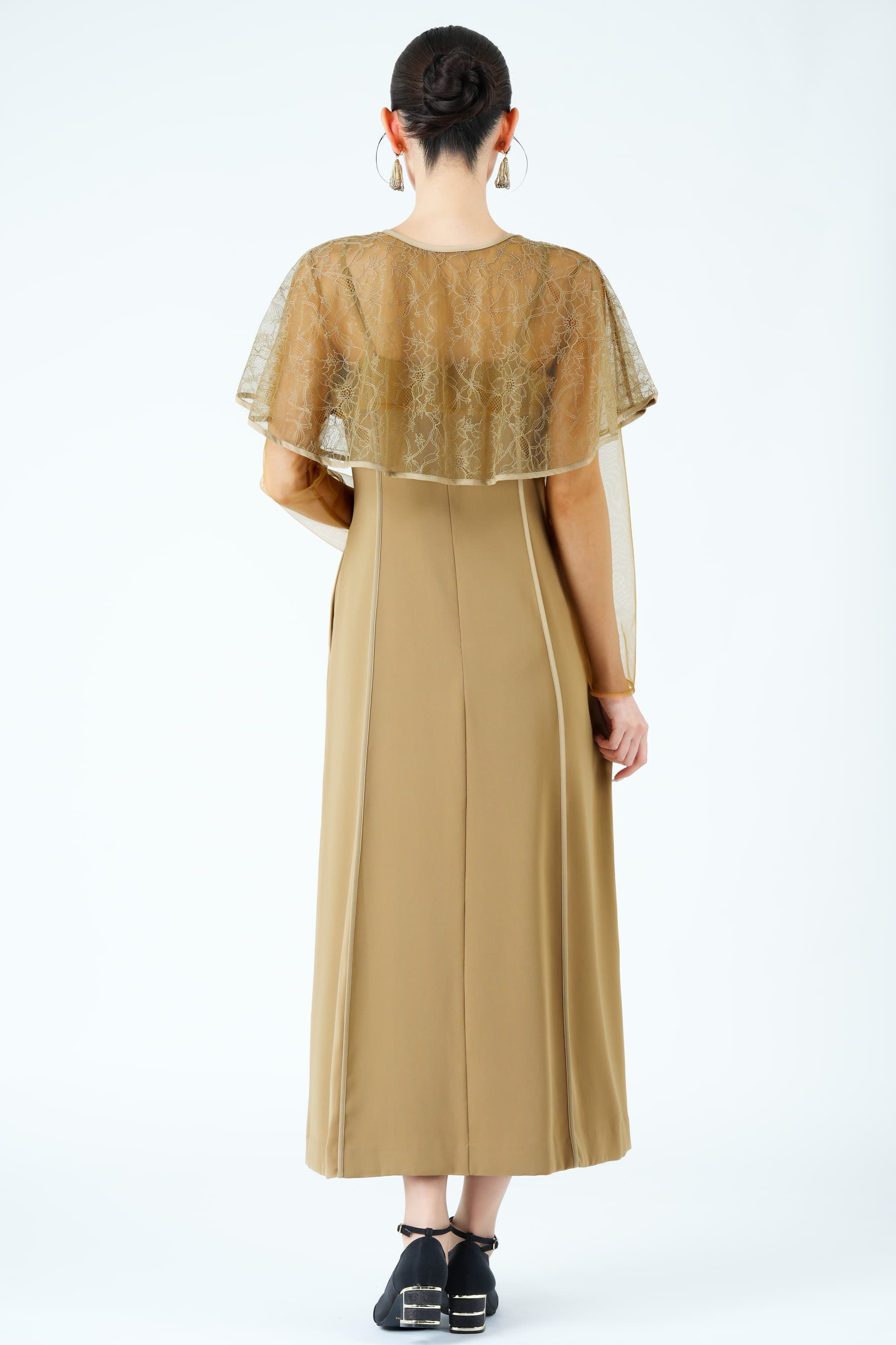 ケープ風ボレロレイヤードベージュドレス
