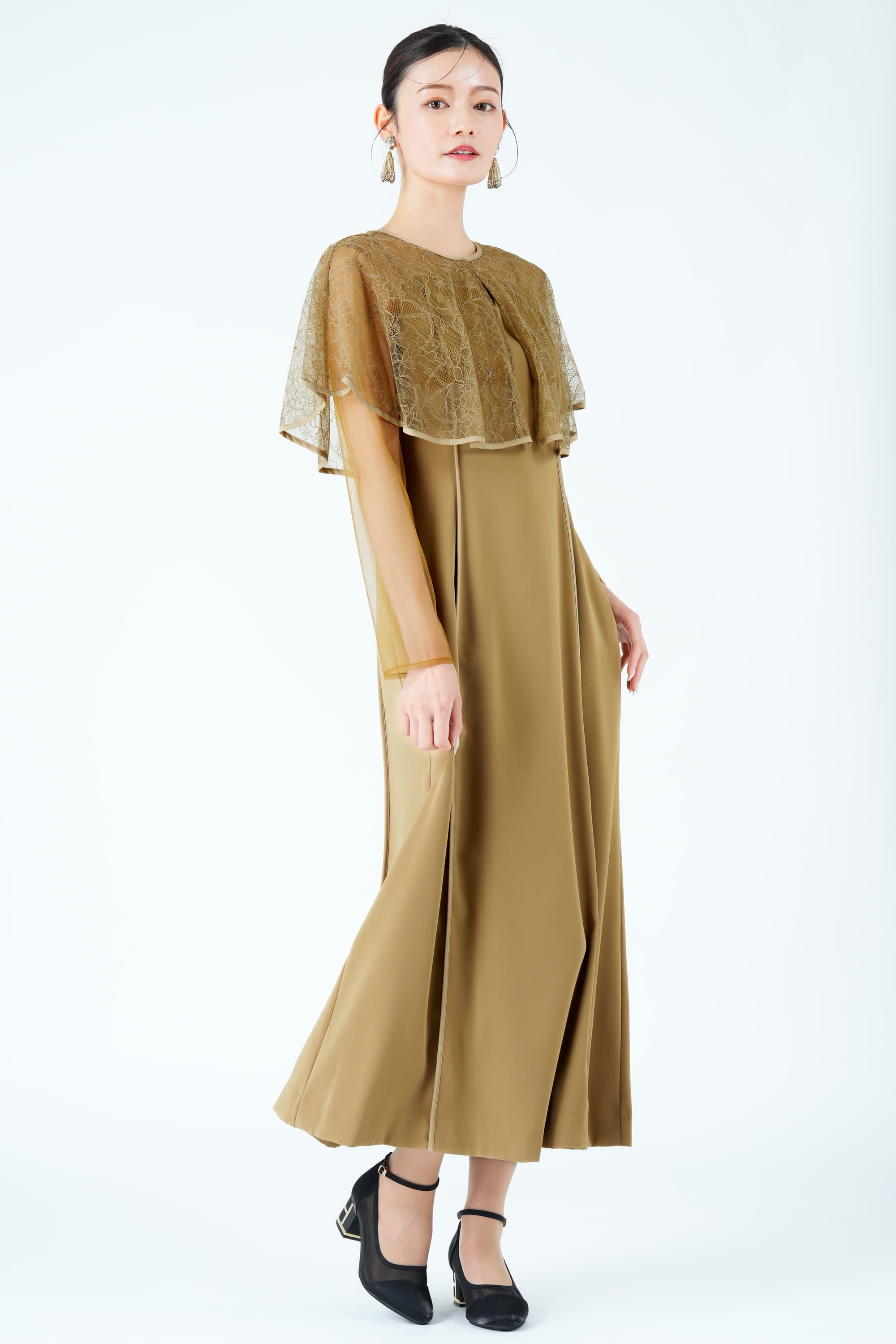ケープ風ボレロレイヤードベージュドレス