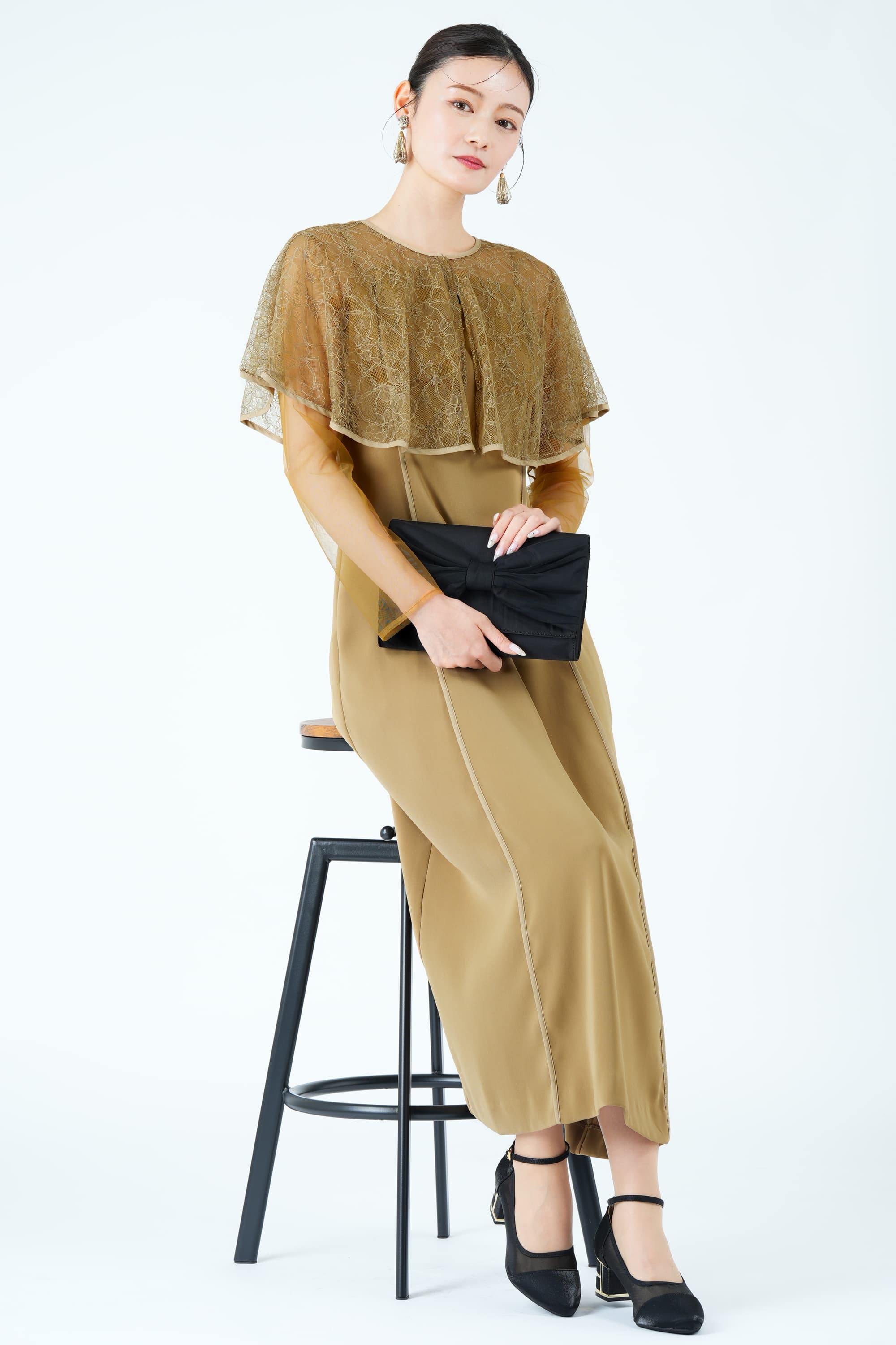 ケープ風ボレロレイヤードベージュドレス