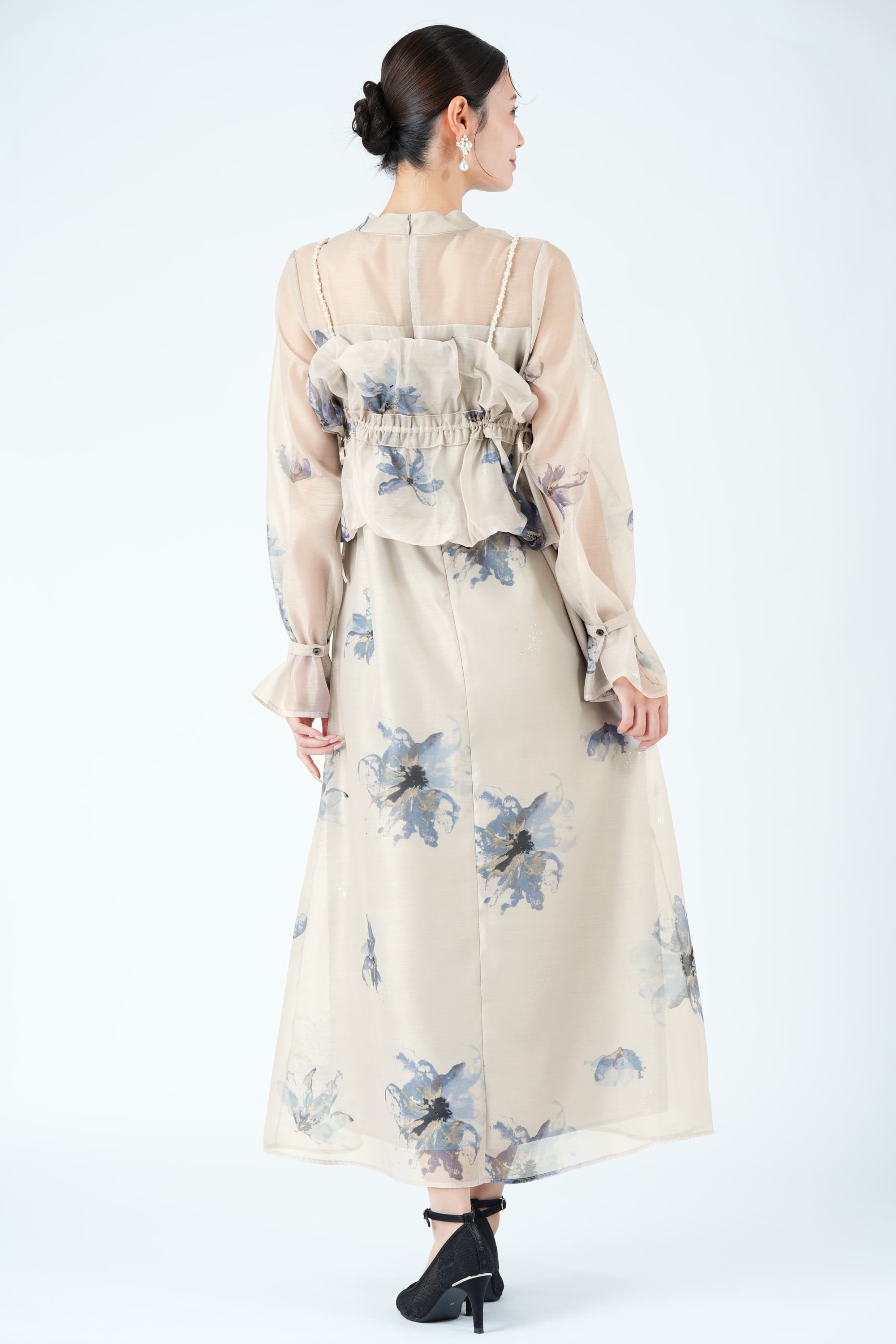 パールショルダー×フラワーグレージュドレス