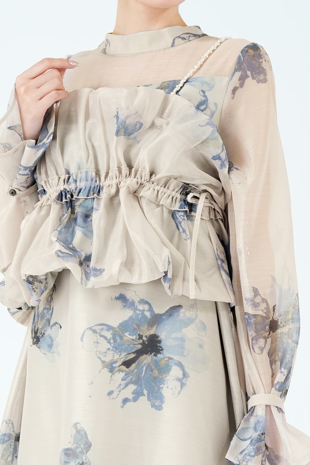 パールショルダー×フラワーグレージュドレス