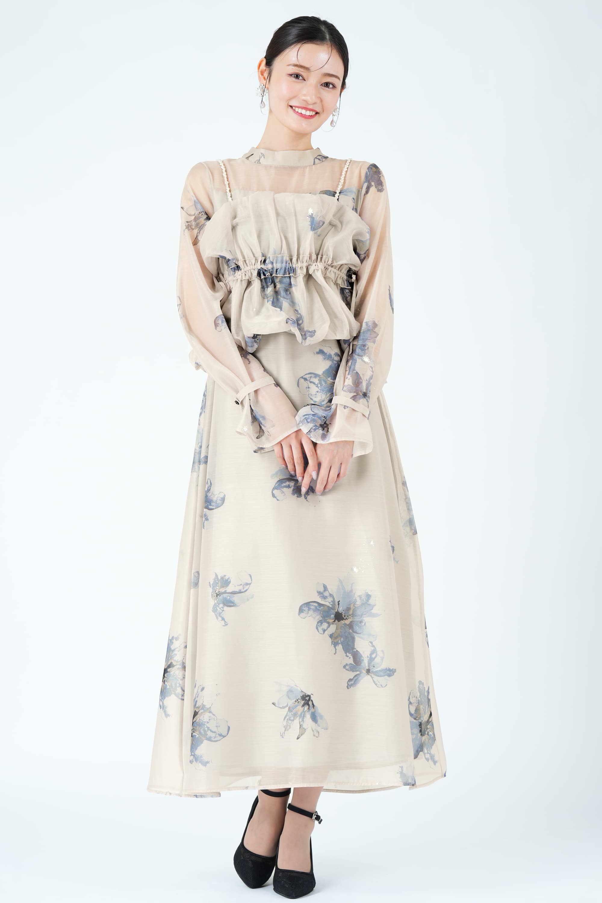 パールショルダー×フラワーグレージュドレス