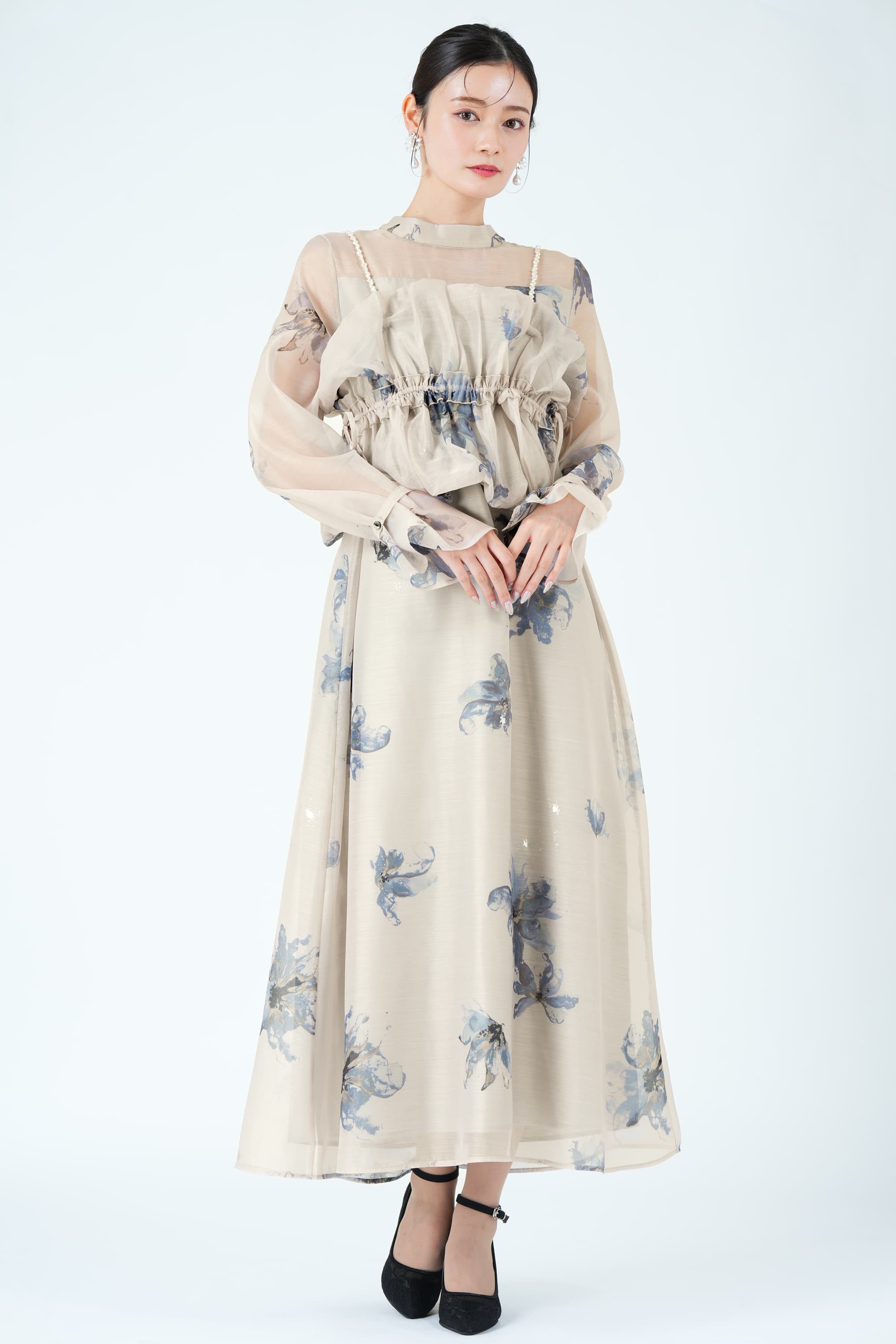 パールショルダー×フラワーグレージュドレス