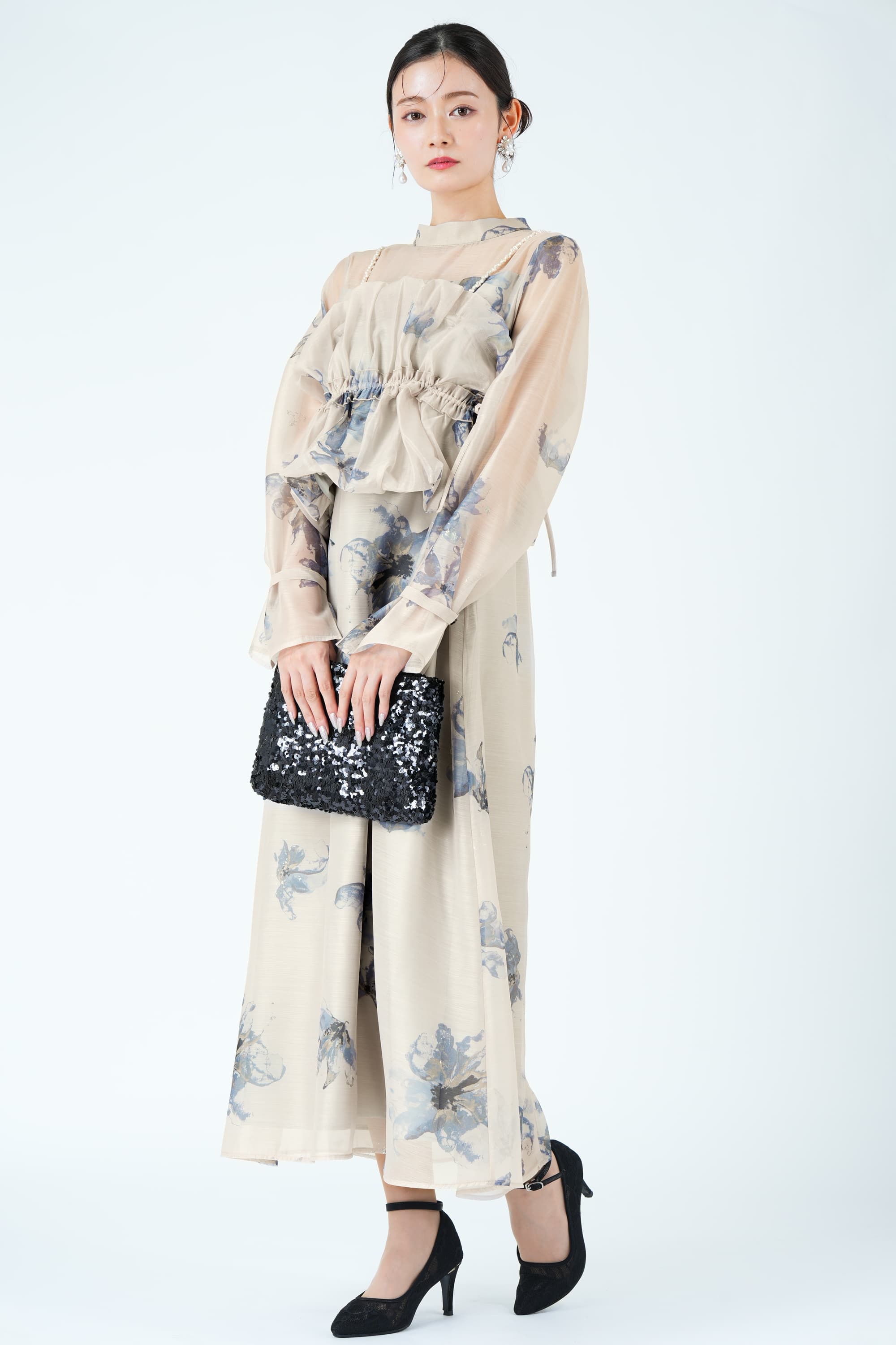 パールショルダー×フラワーグレージュドレス