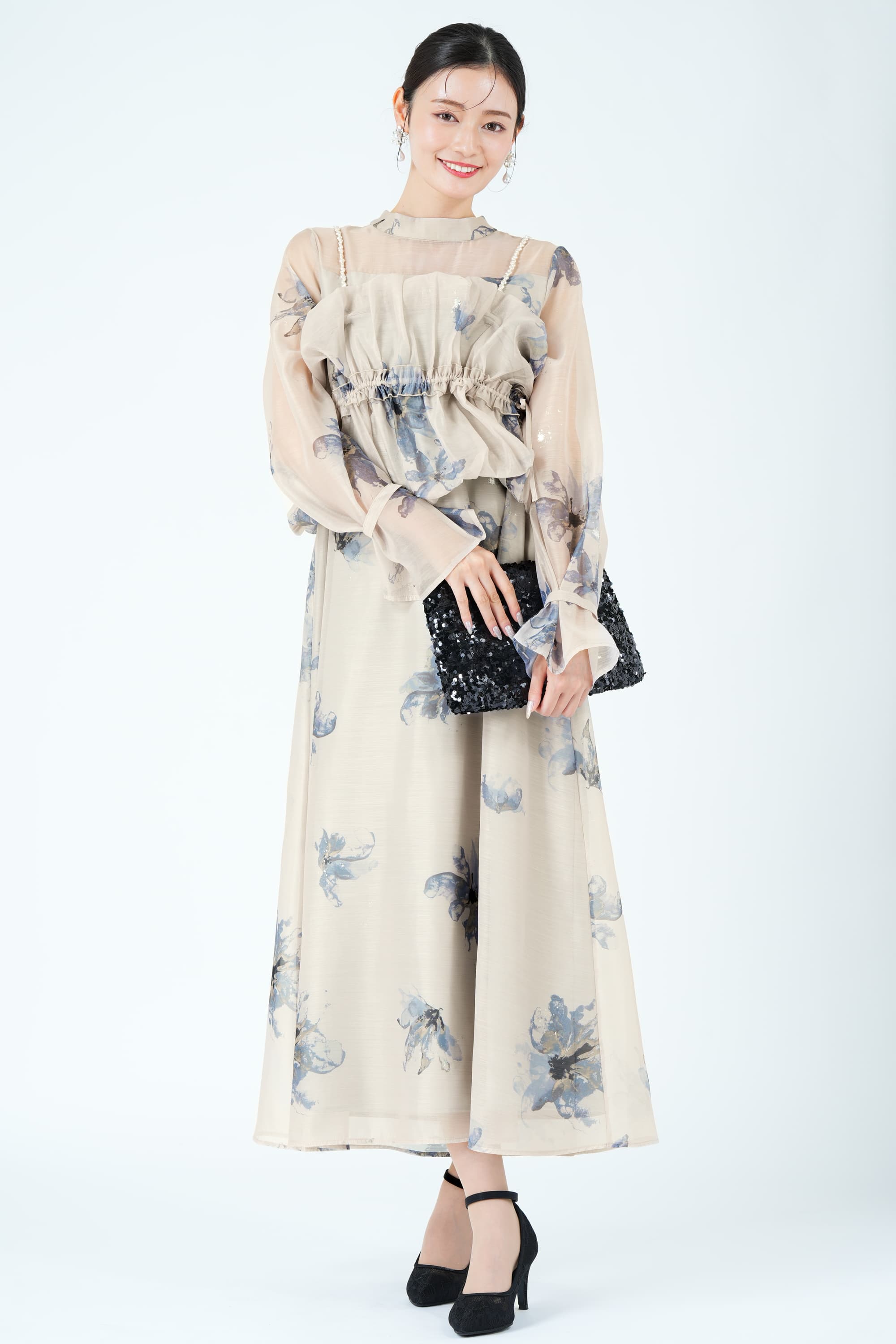 パールショルダー×フラワーグレージュドレス