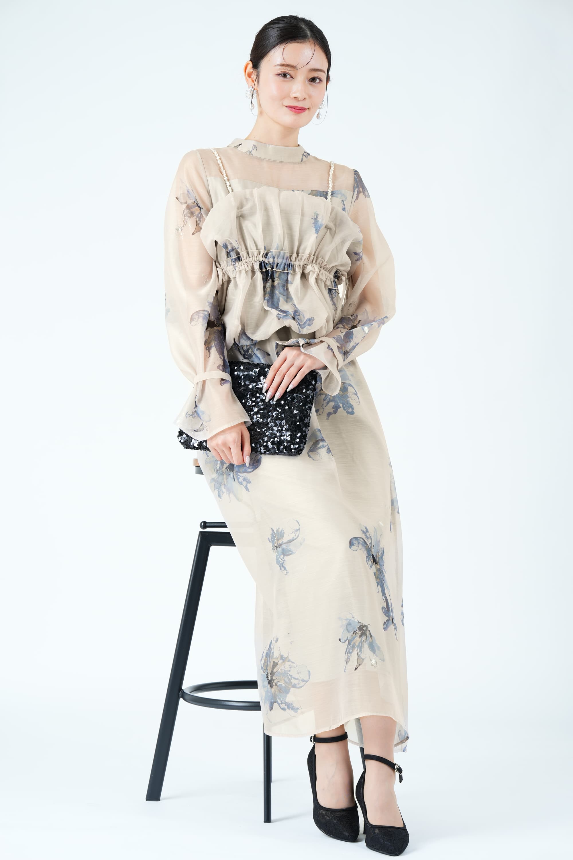 パールショルダー×フラワーグレージュドレス