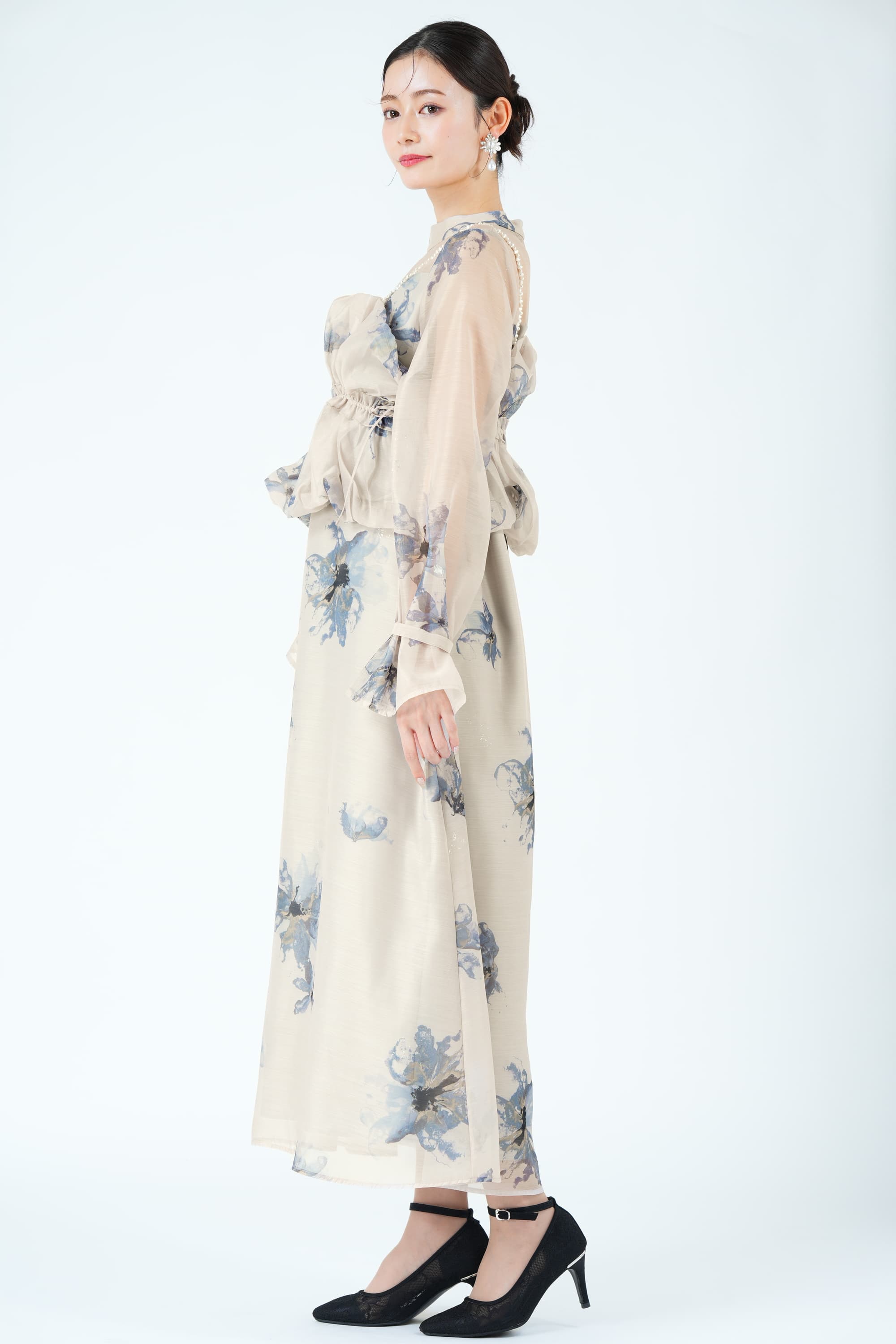 パールショルダー×フラワーグレージュドレス