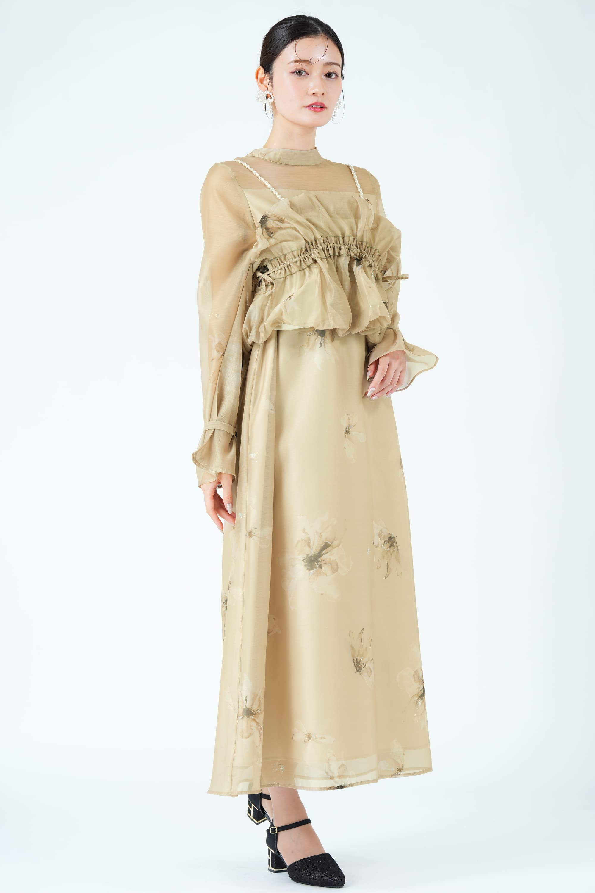 willfully ドレス WILLFULLY パールショルダー×箔フラワーベージュドレス (M) を