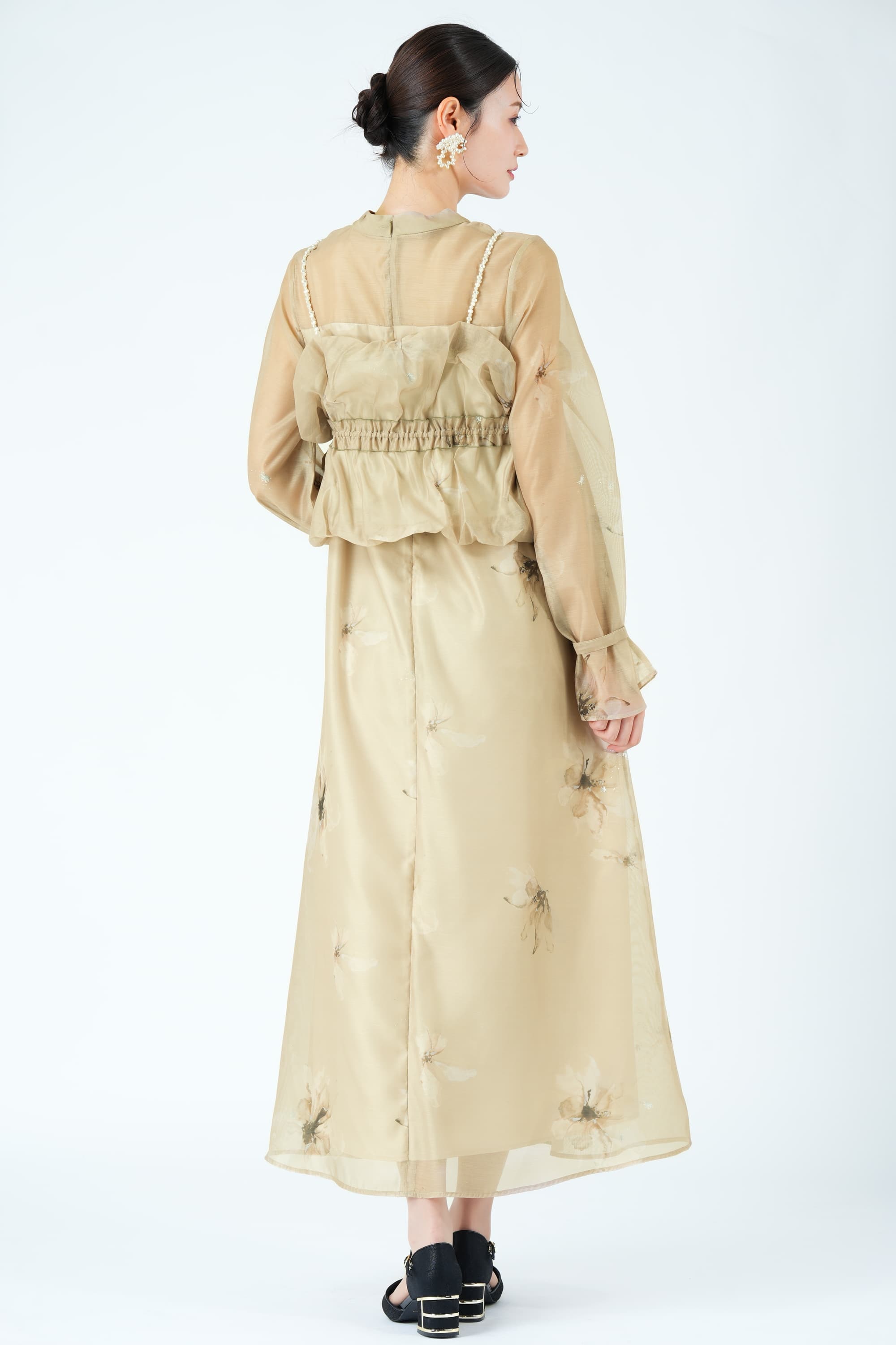 パールショルダー×フラワーベージュドレス