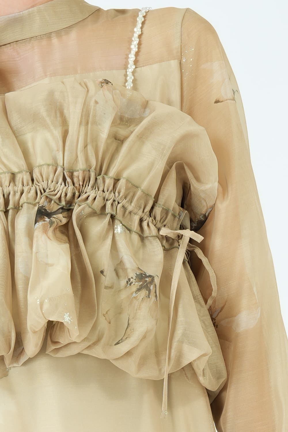 パールショルダー×フラワーベージュドレス