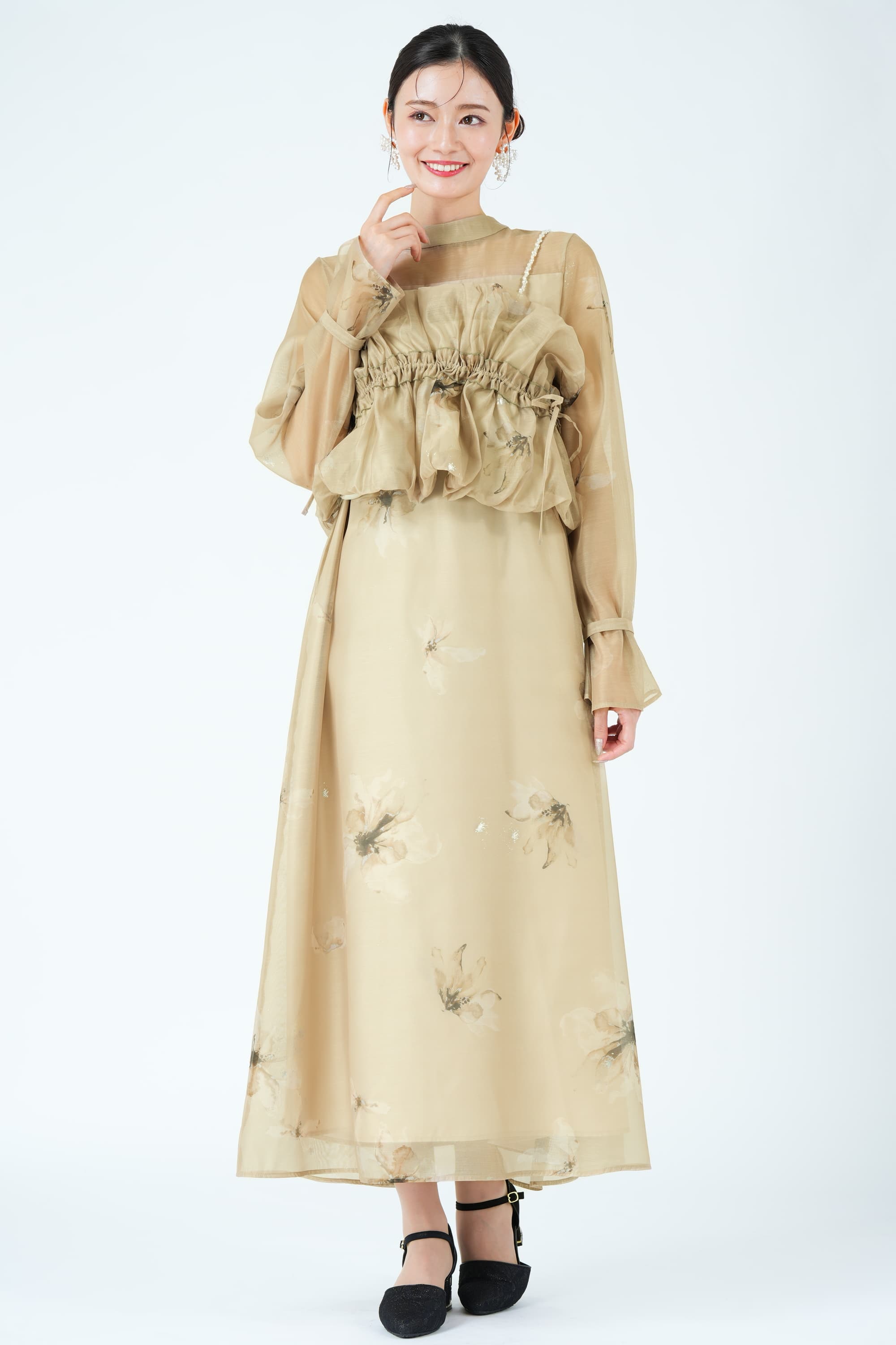 パールショルダー×フラワーベージュドレス