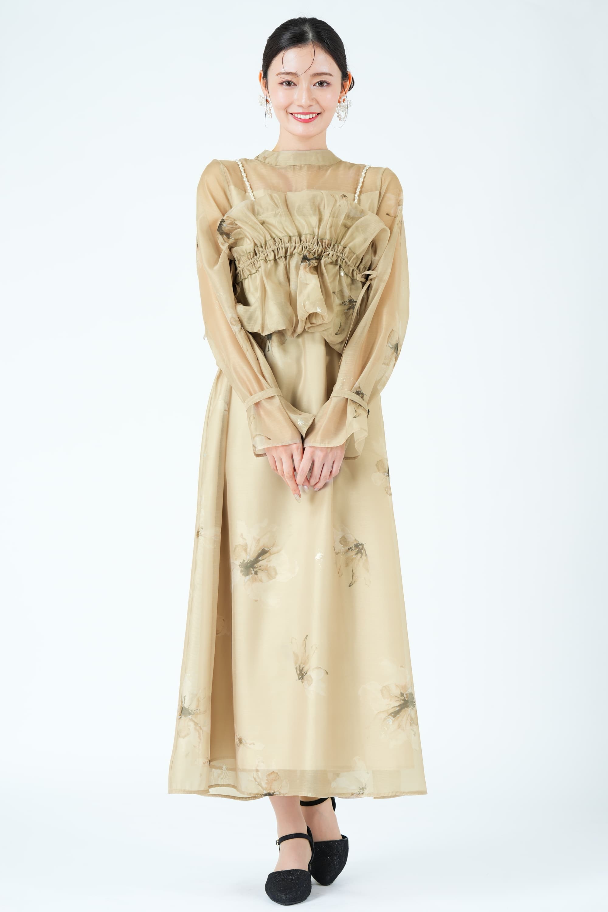 パールショルダー×フラワーベージュドレス