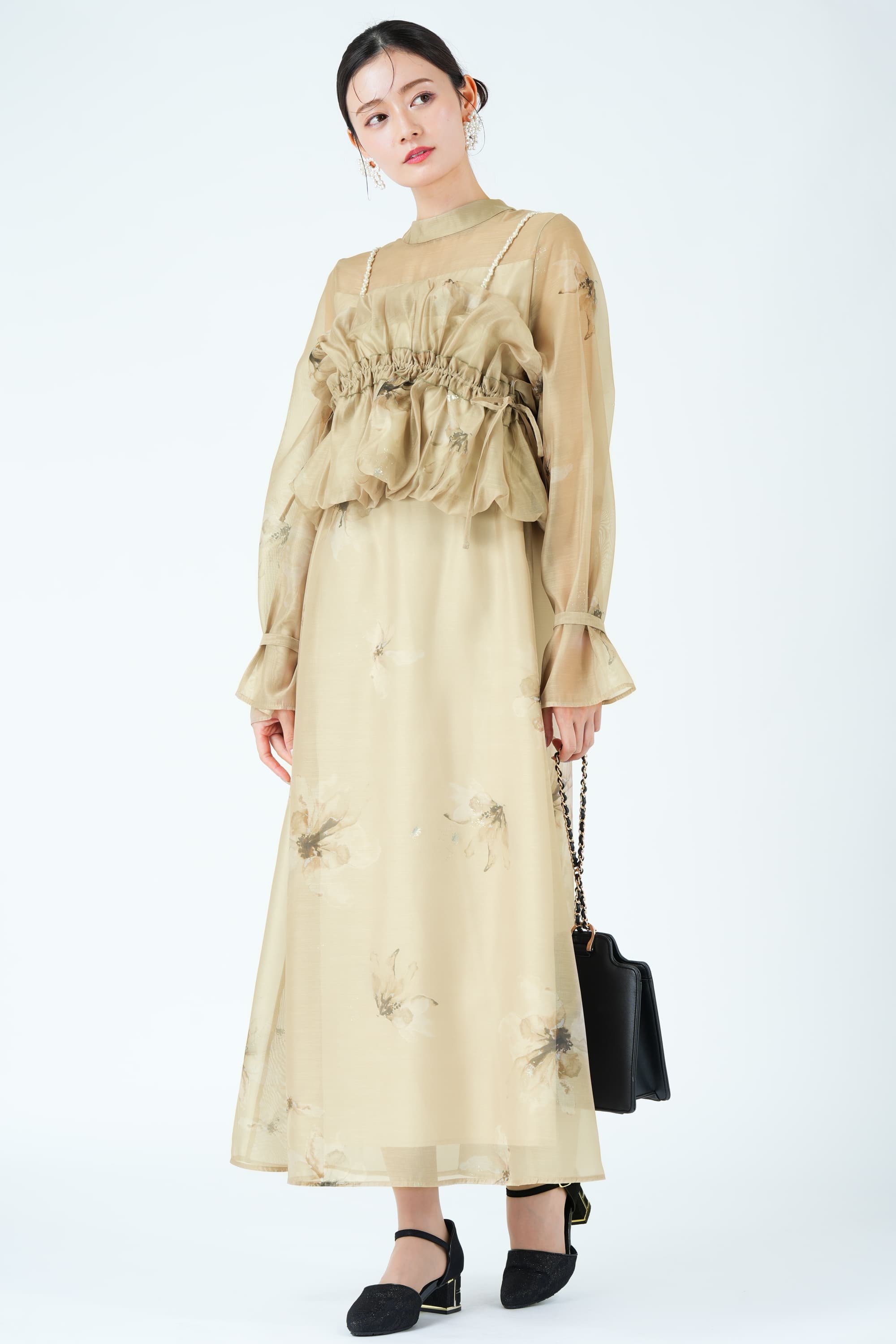 パールショルダー×フラワーベージュドレス