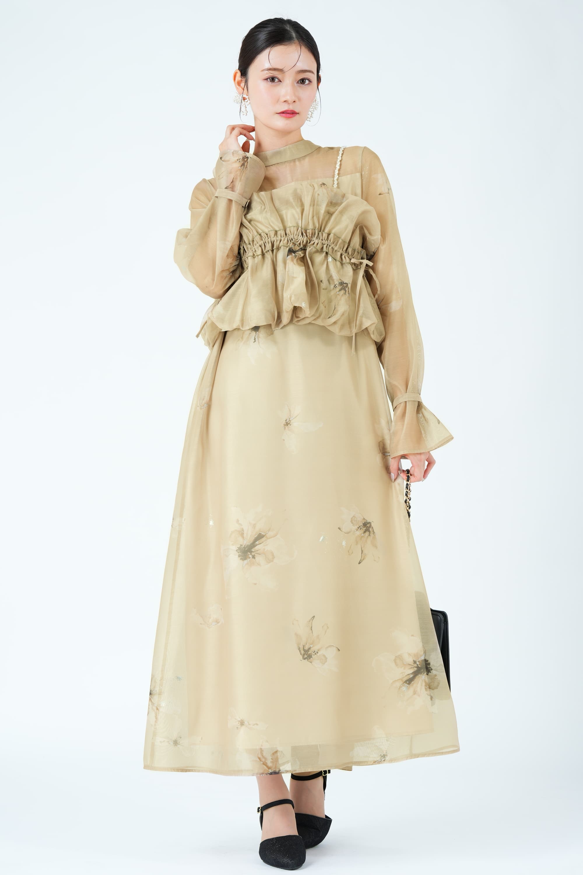 パールショルダー×フラワーベージュドレス