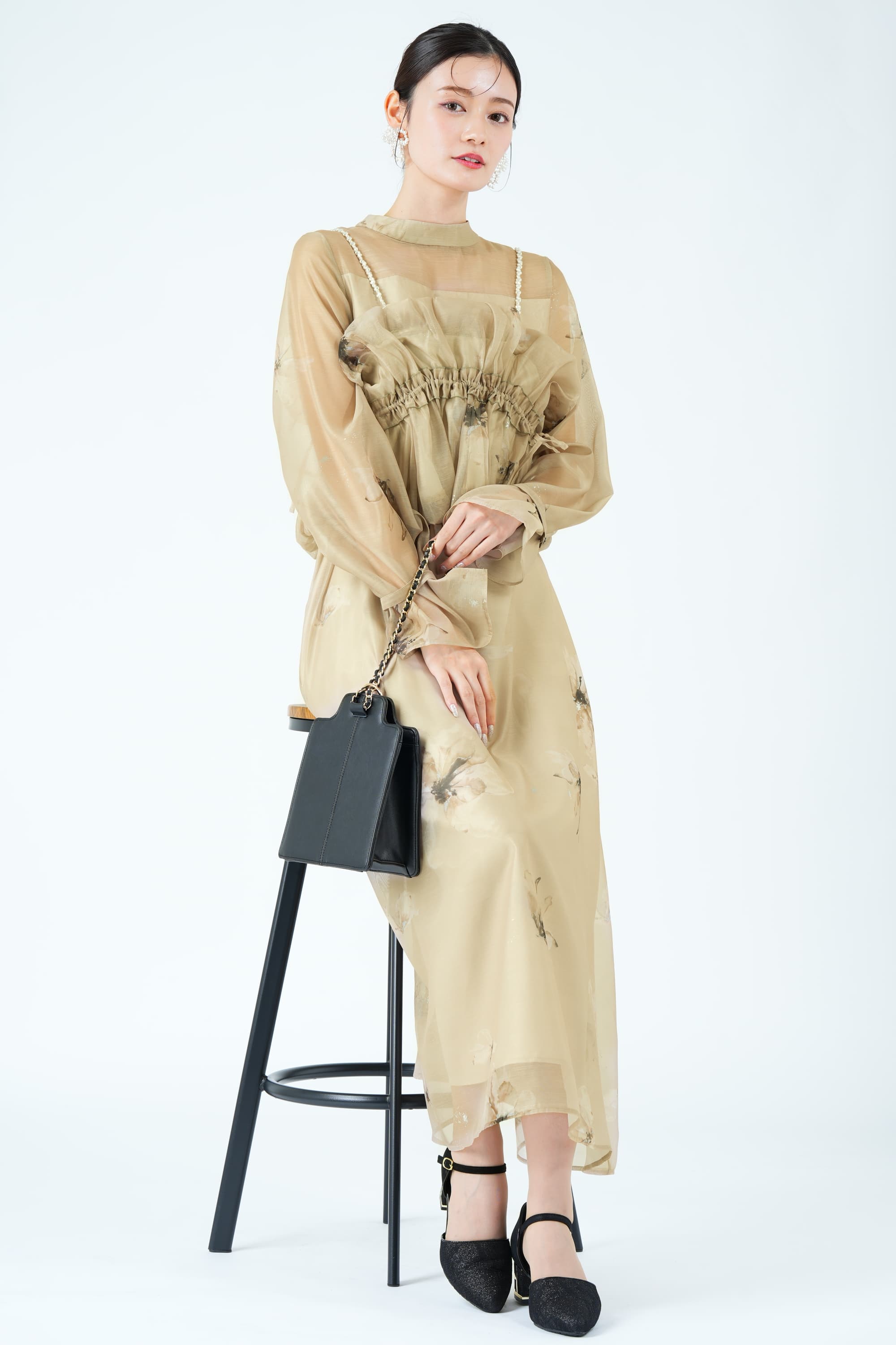 パールショルダー×フラワーベージュドレス