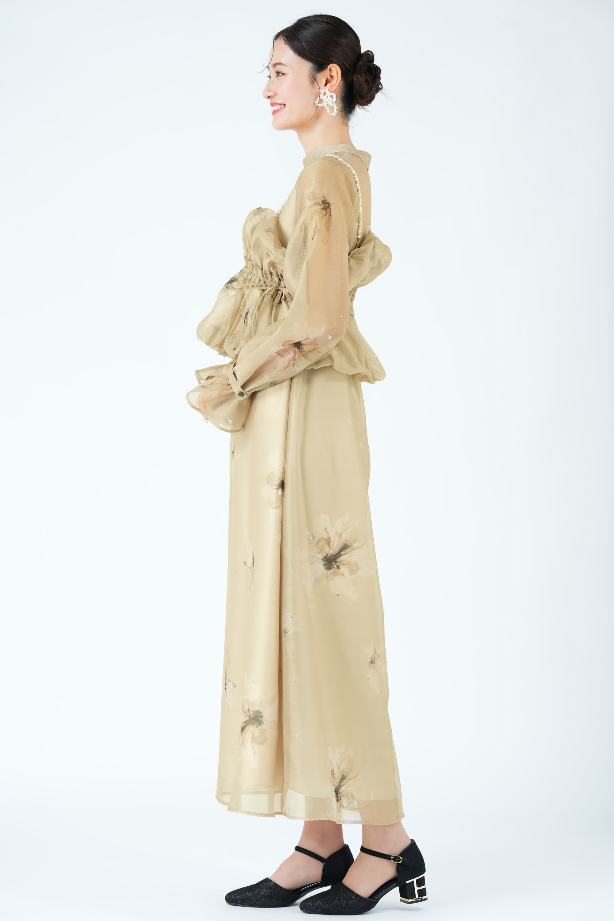 パールショルダー×フラワーベージュドレス