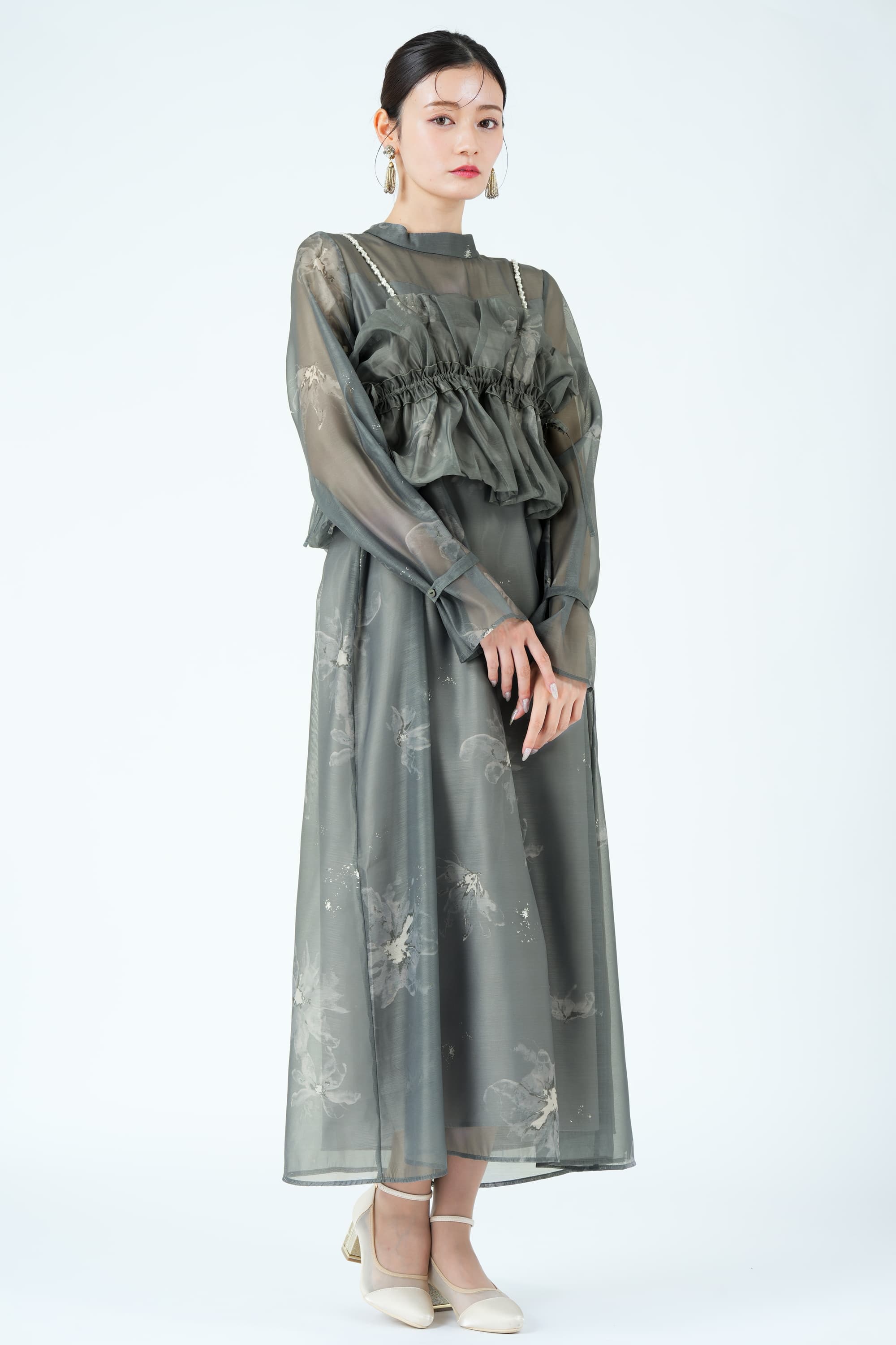 パールショルダー×フラワーグリーンドレス