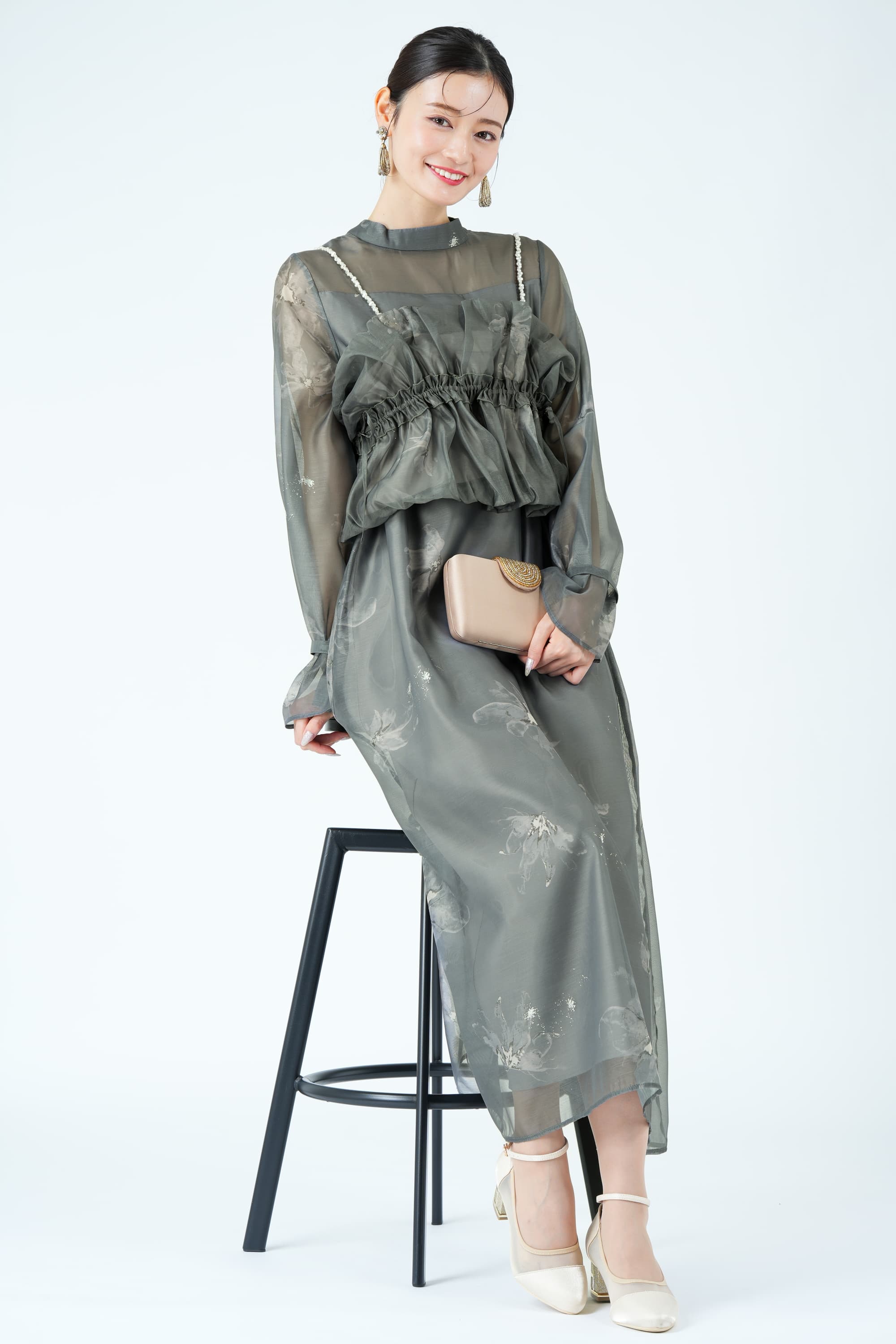 パールショルダー×フラワーグリーンドレス