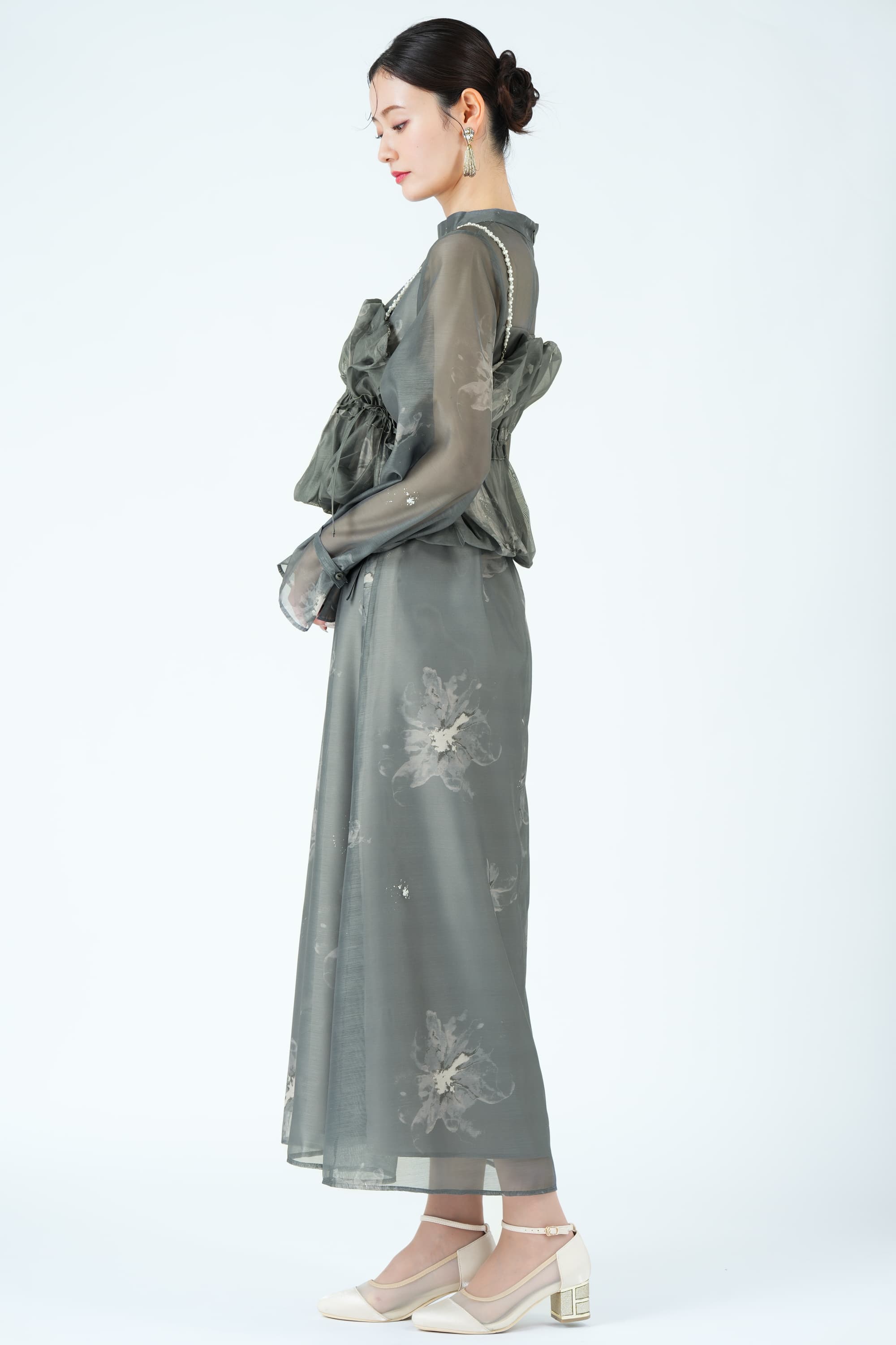 パールショルダー×フラワーグリーンドレス