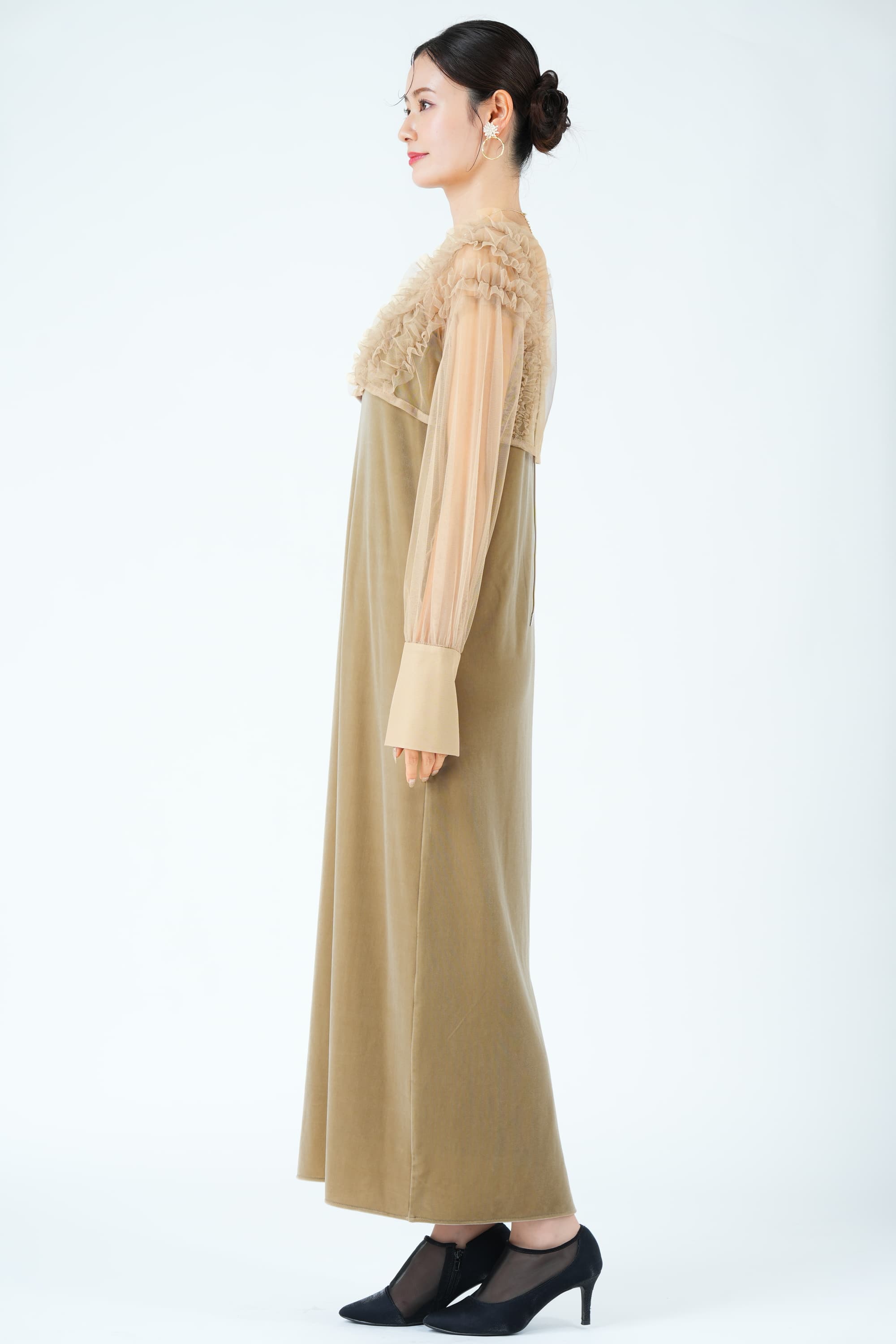 エアリーチュール×ベロアベージュドレス