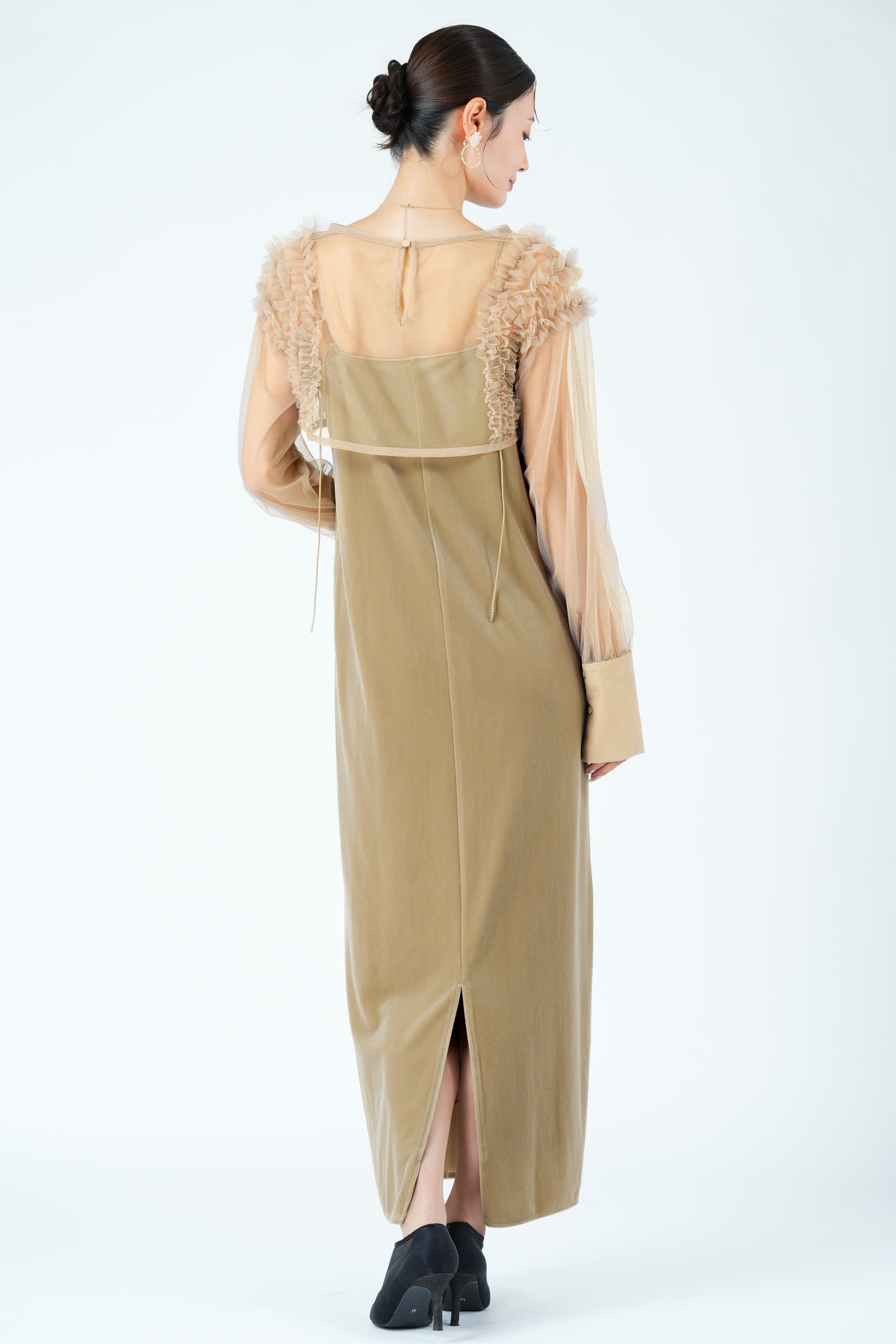 エアリーチュール×ベロアベージュドレス