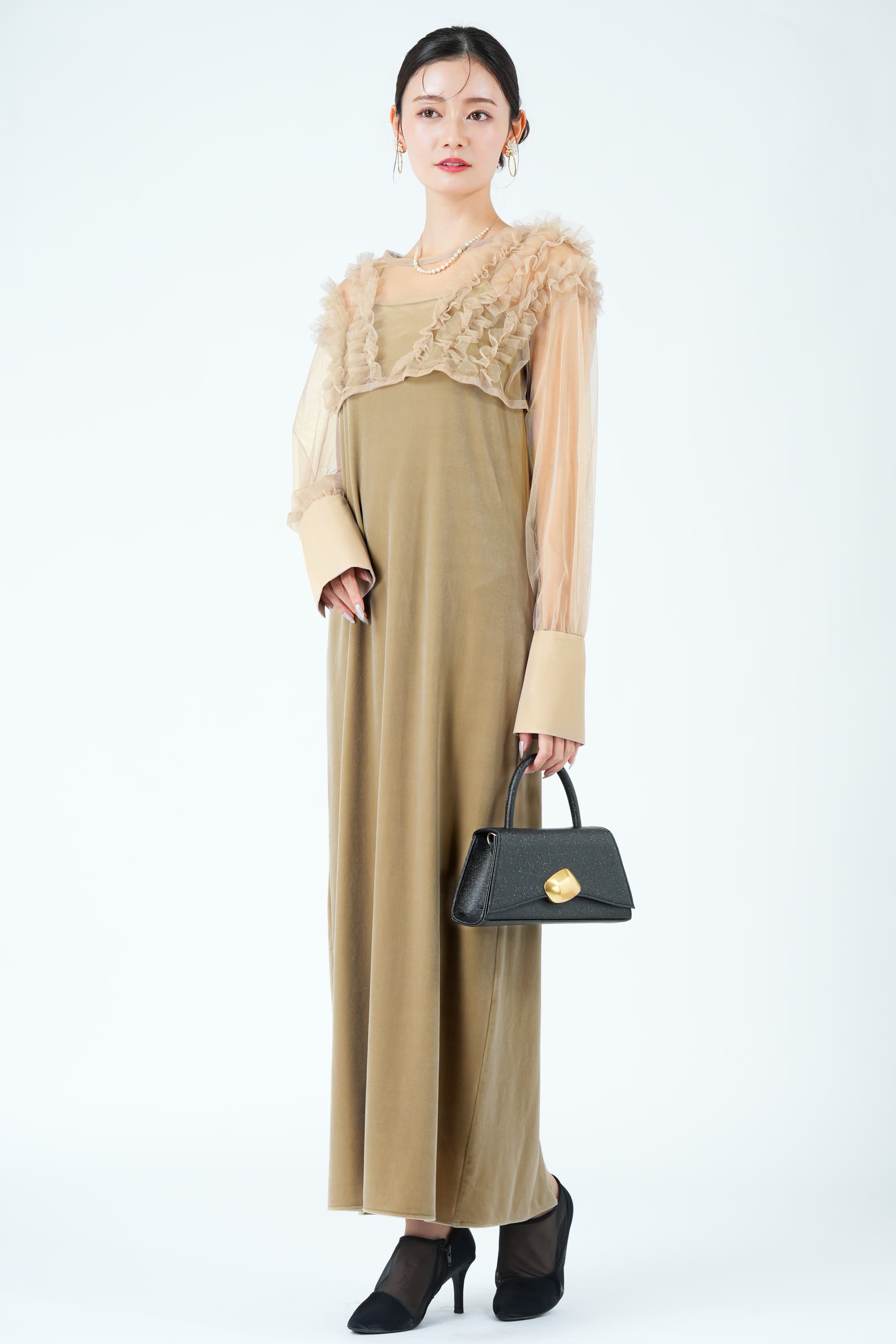 エアリーチュール×ベロアベージュドレス