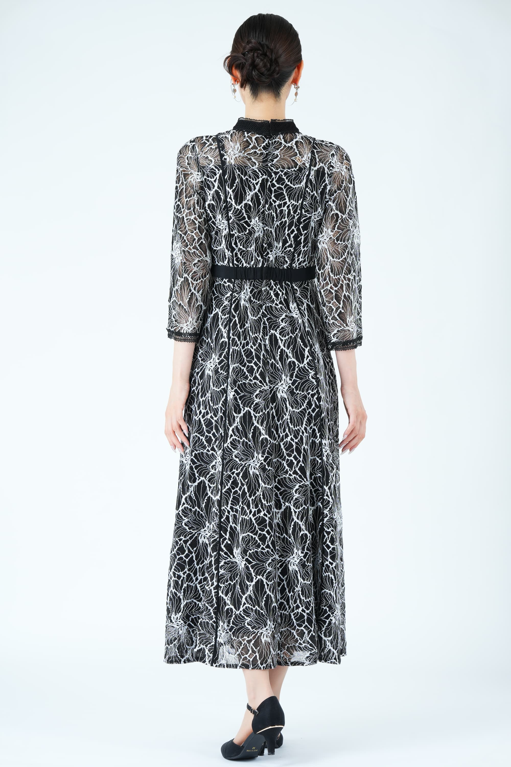 スタンドカラー花柄レースブラック×ホワイトドレス