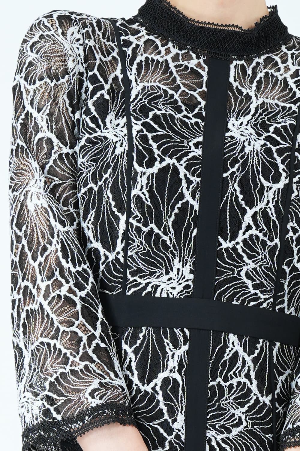 スタンドカラー花柄レースブラック×ホワイトドレス