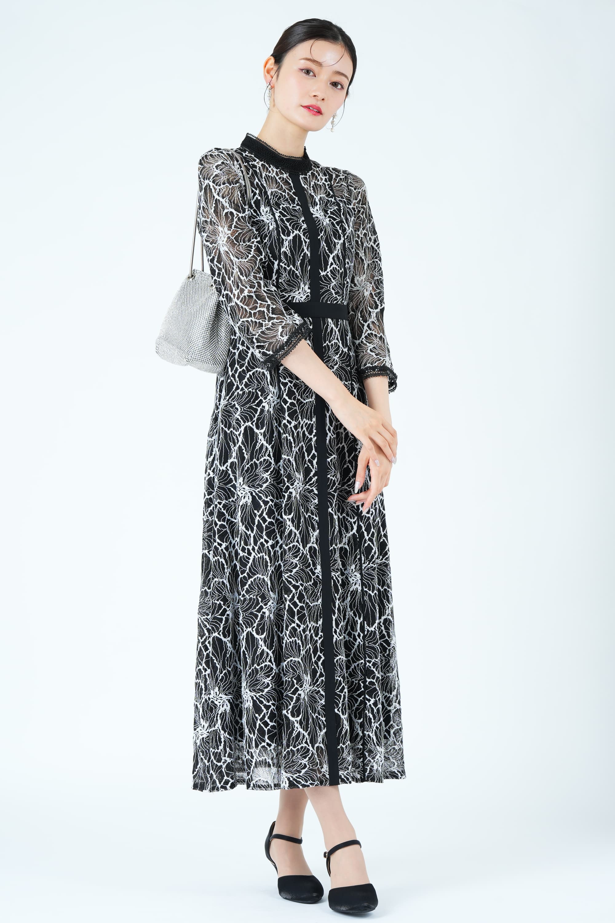 スタンドカラー花柄レースブラック×ホワイトドレス