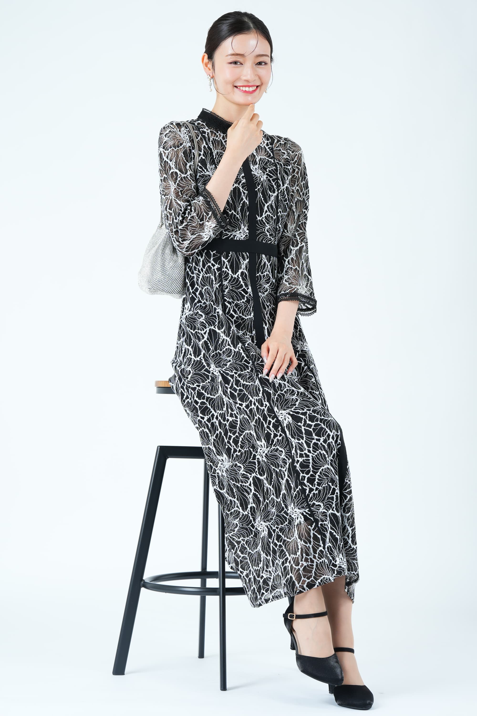 スタンドカラー花柄レースブラック×ホワイトドレス