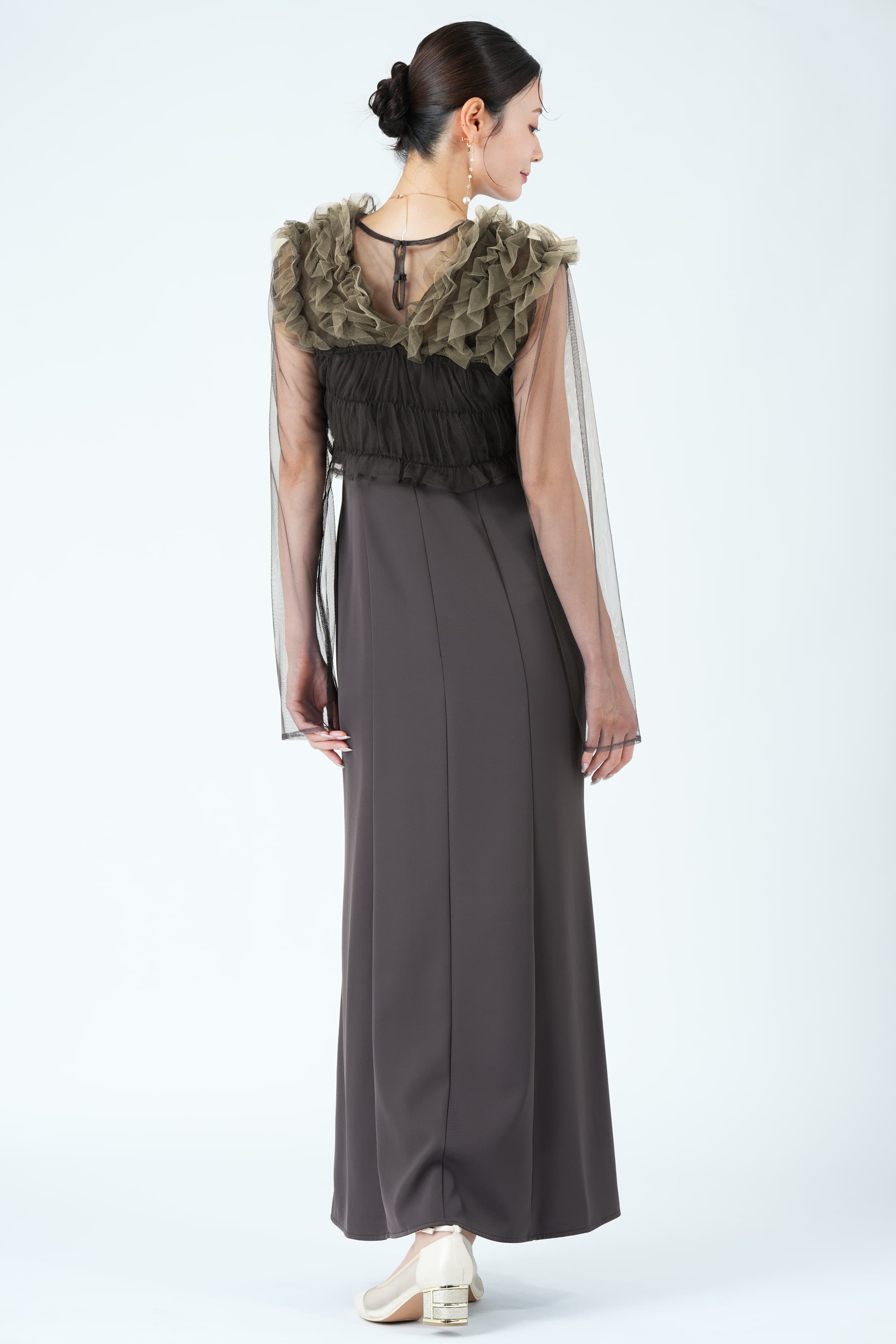 アーバンフリルベストニュアンスグレー×カーキドレス