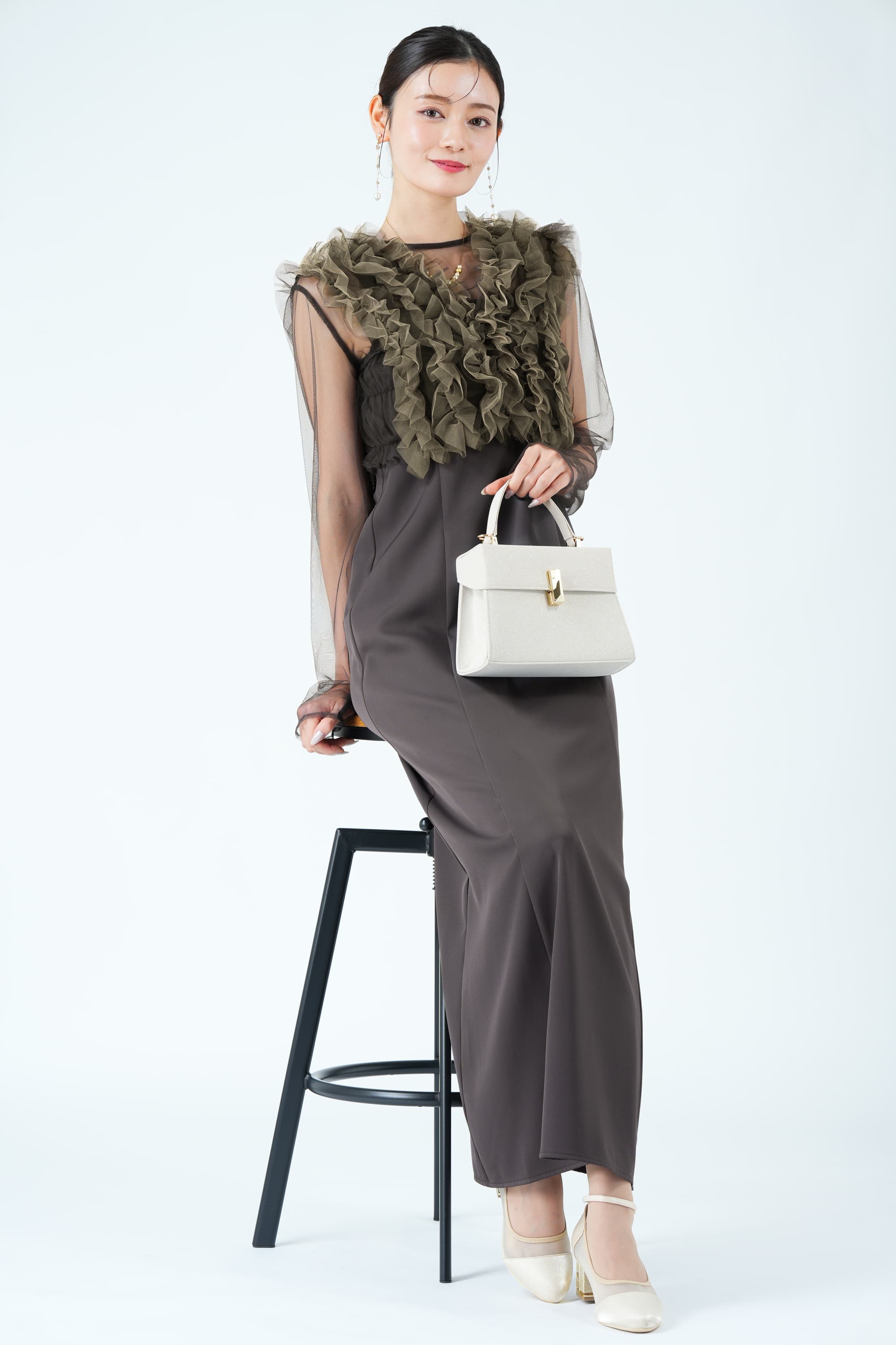 アーバンフリルベストニュアンスグレー×カーキドレス