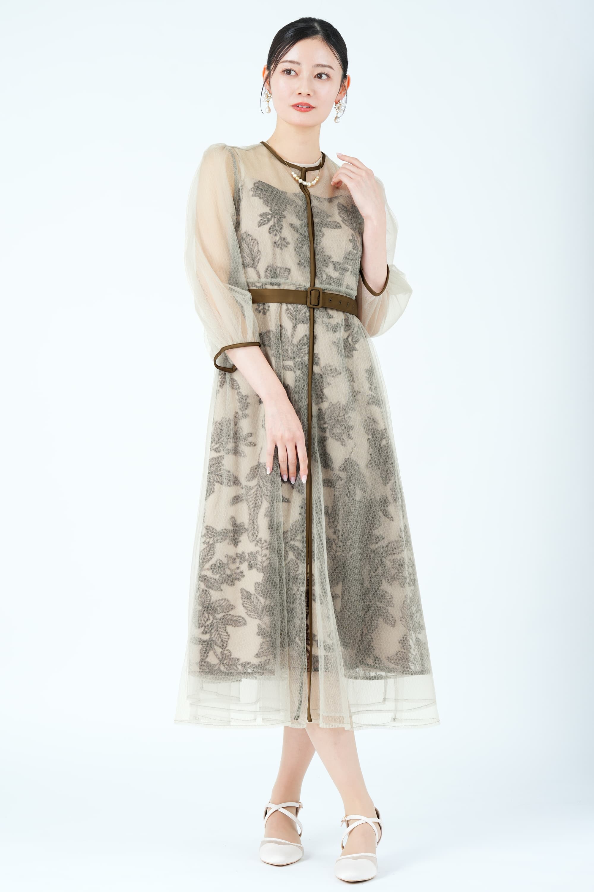リーフ刺繍レイヤードベルトベージュドレス