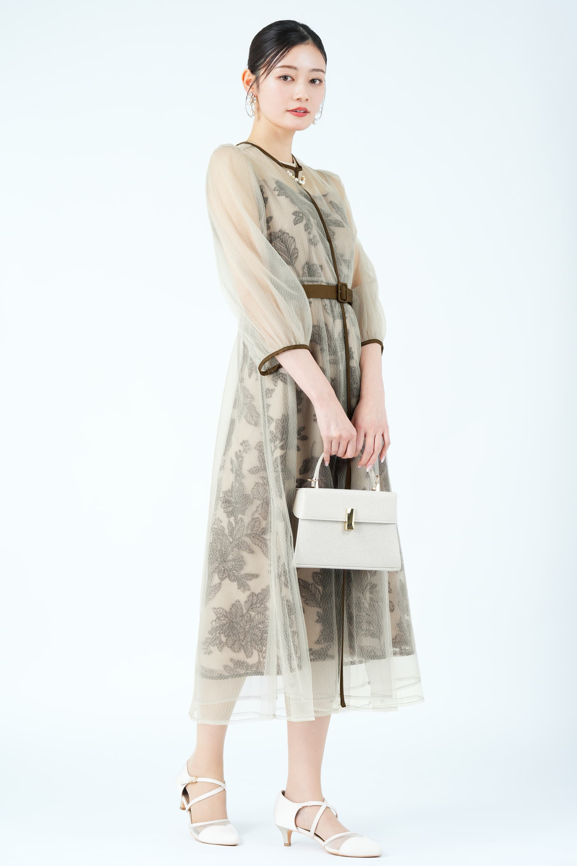 リーフ刺繍レイヤードベルトベージュドレス