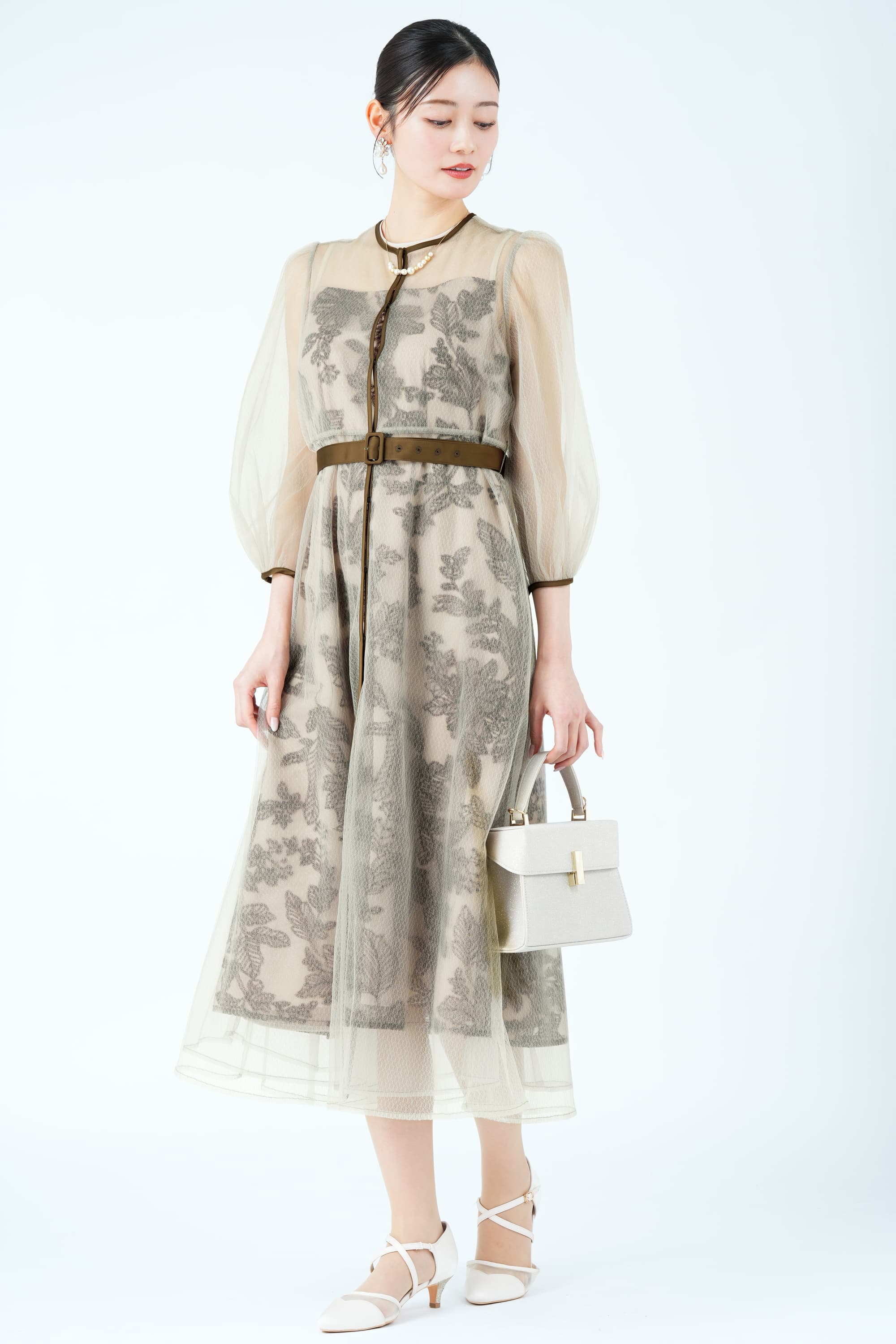 リーフ刺繍レイヤードベルトベージュドレス