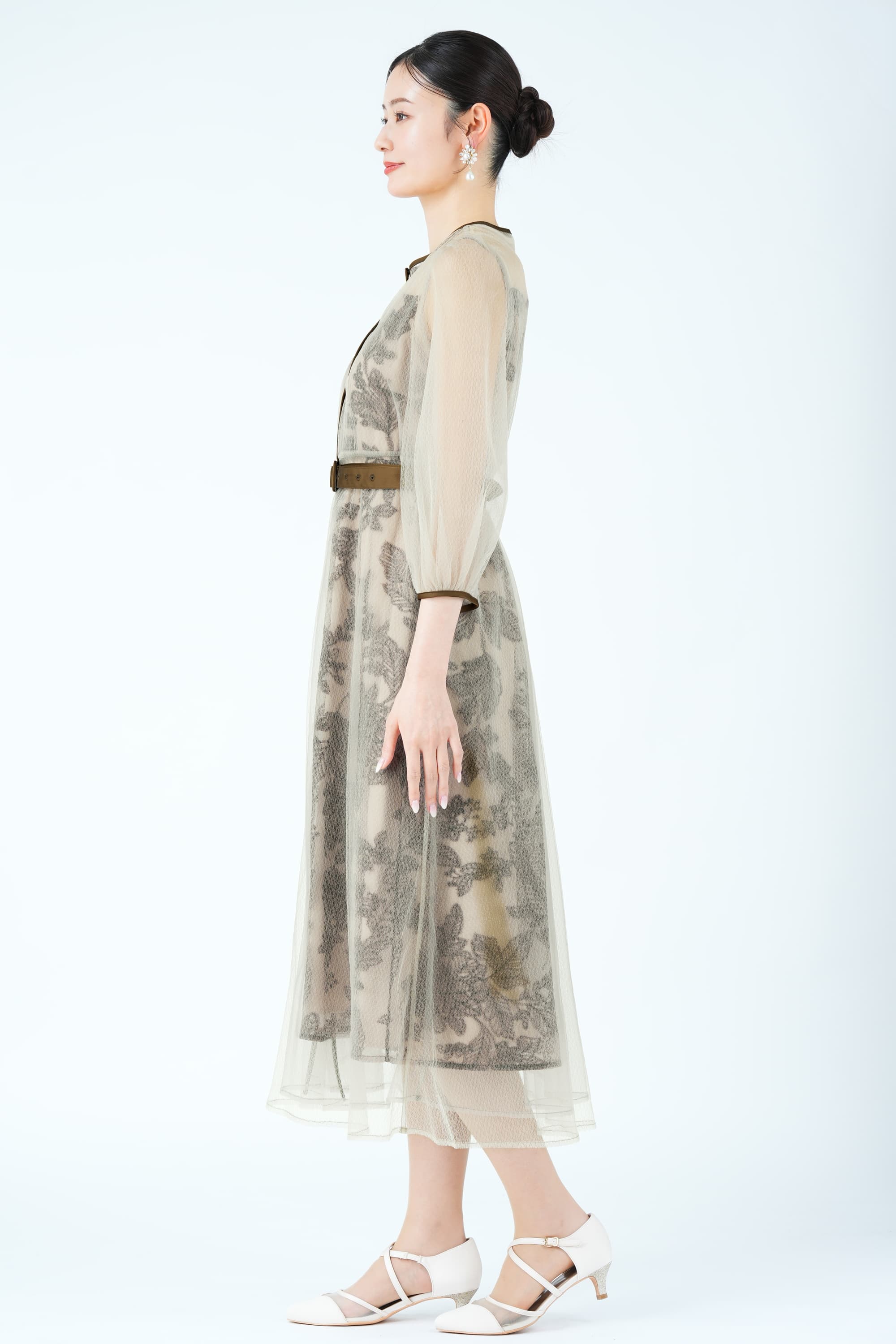 リーフ刺繍レイヤードベルトベージュドレス