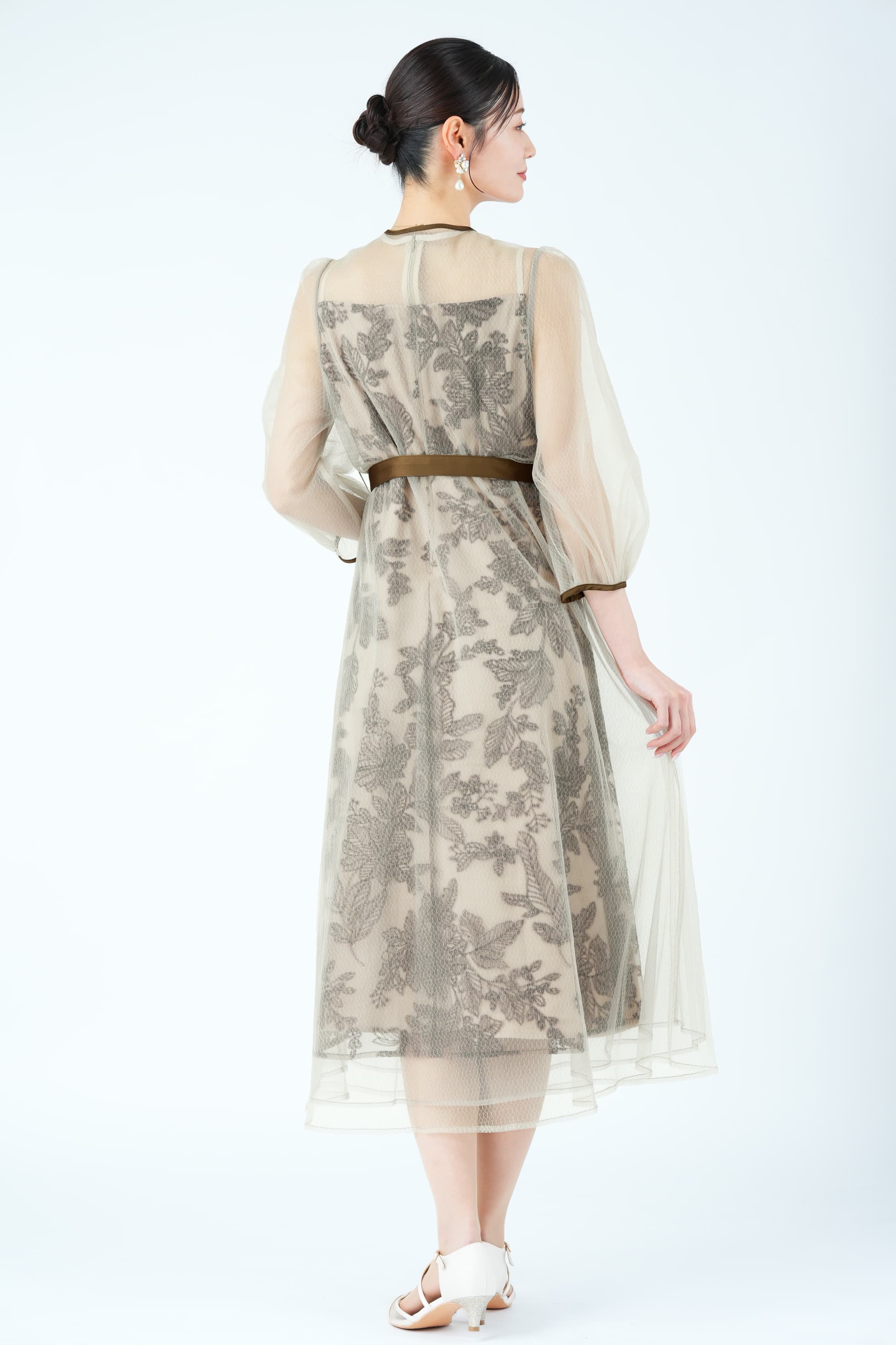 リーフ刺繍レイヤードベルトベージュドレス