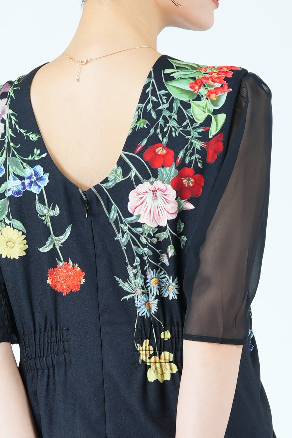 ボタニカルブルーム柄ブラックドレス