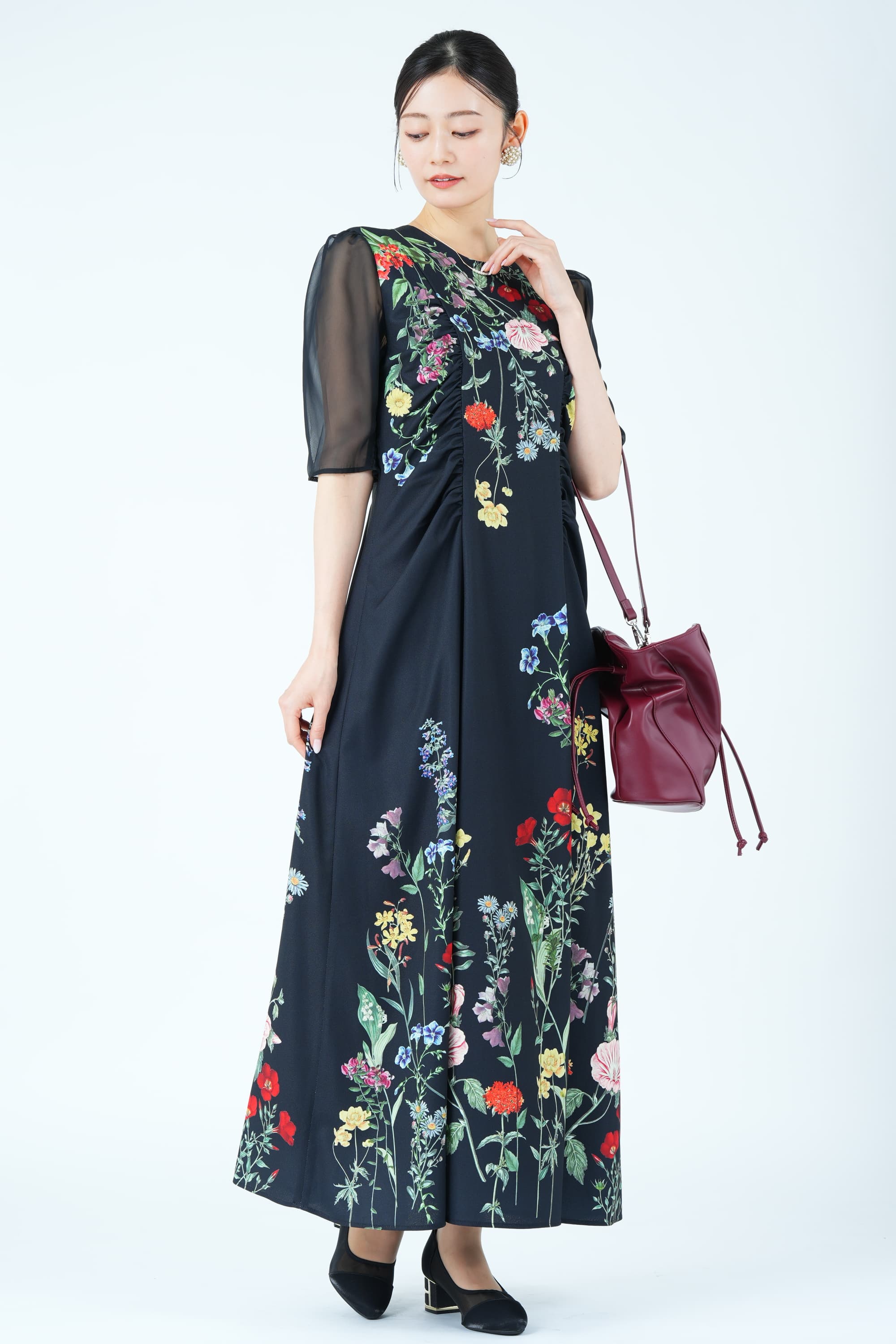 ボタニカルブルーム柄ブラックドレス