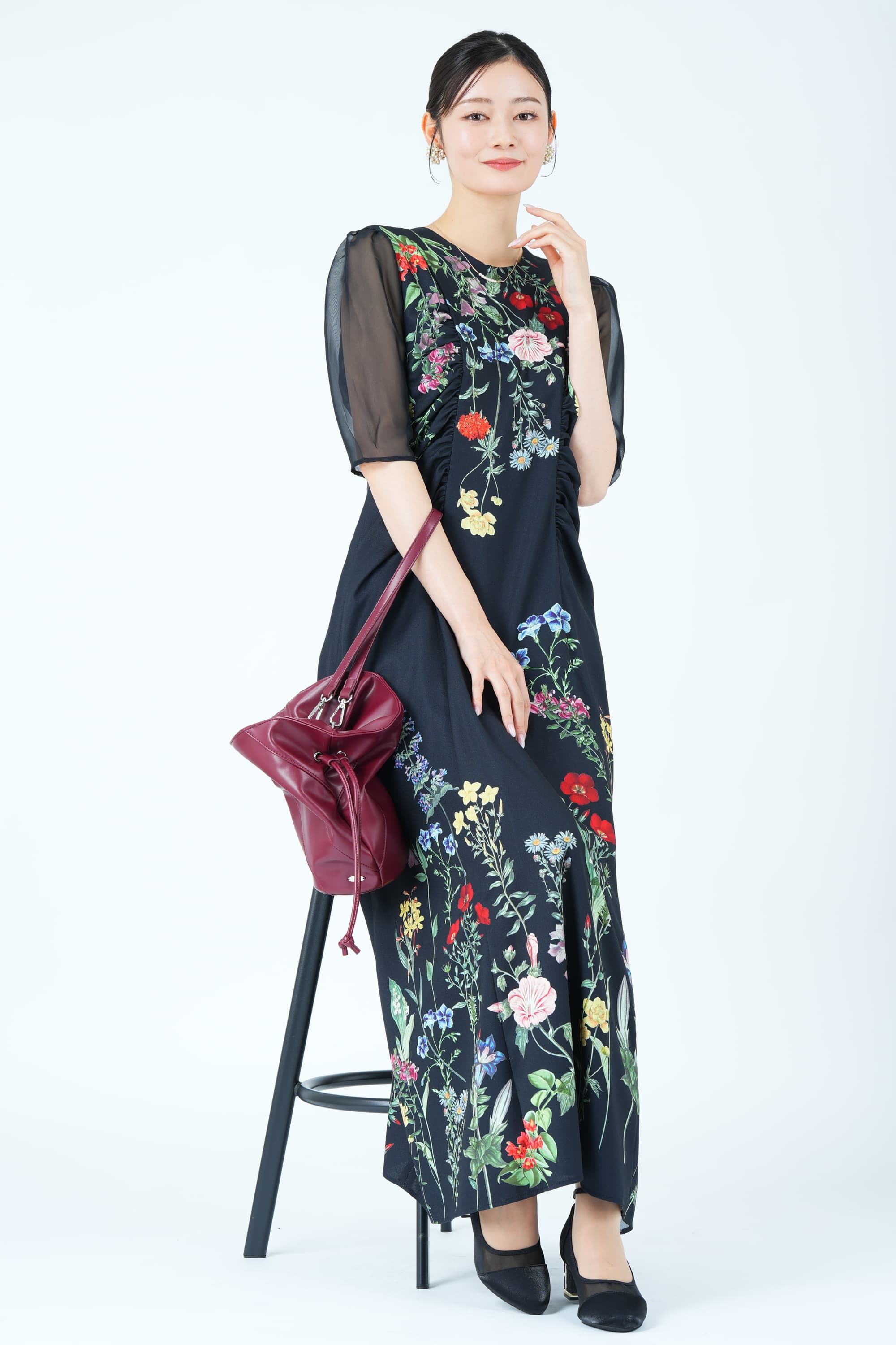 ボタニカルブルーム柄ブラックドレス