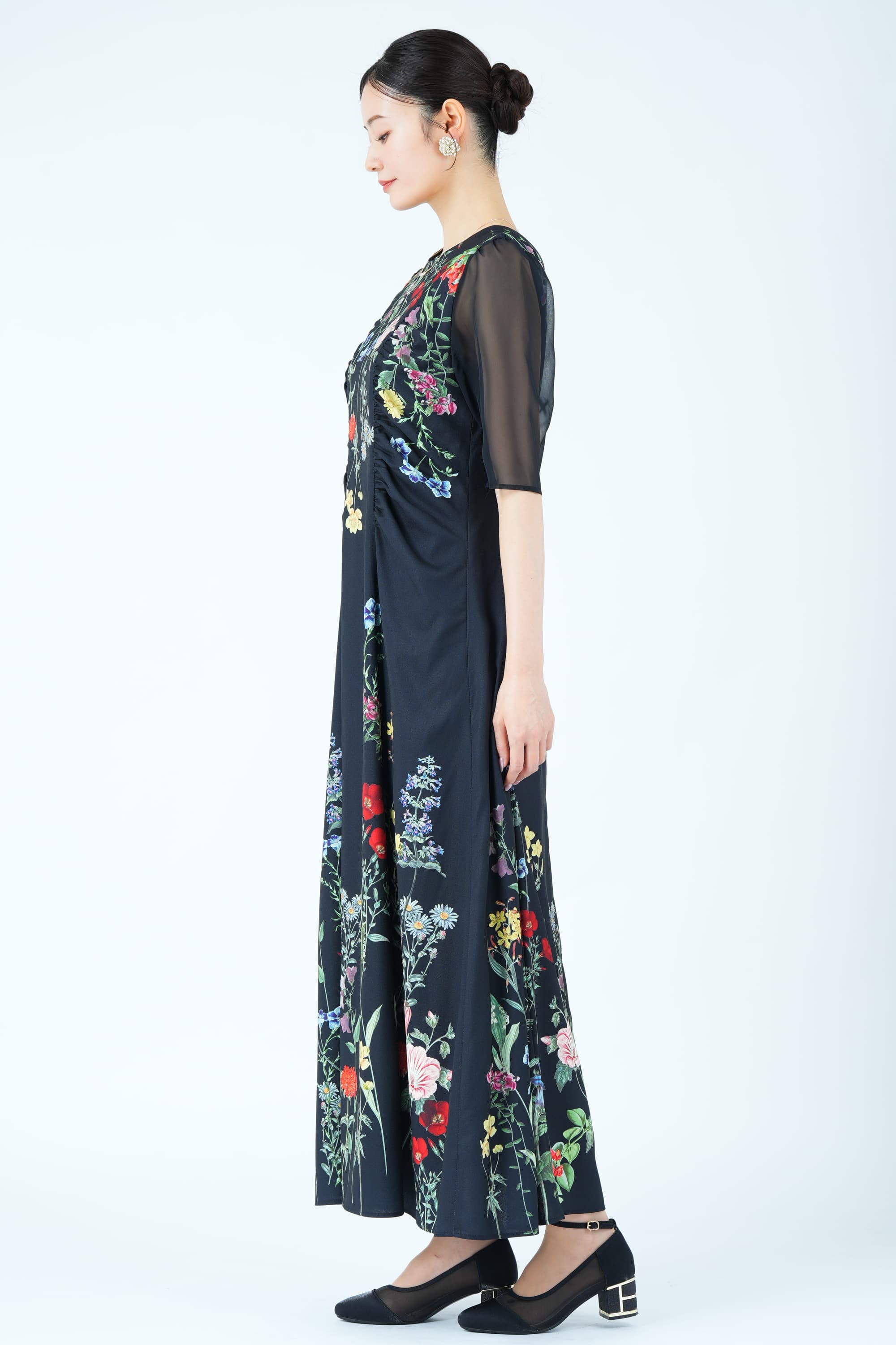 ボタニカルブルーム柄ブラックドレス