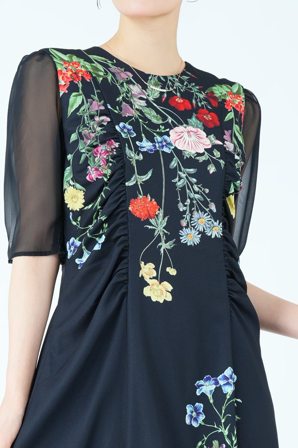 ボタニカルブルーム柄ブラックドレス