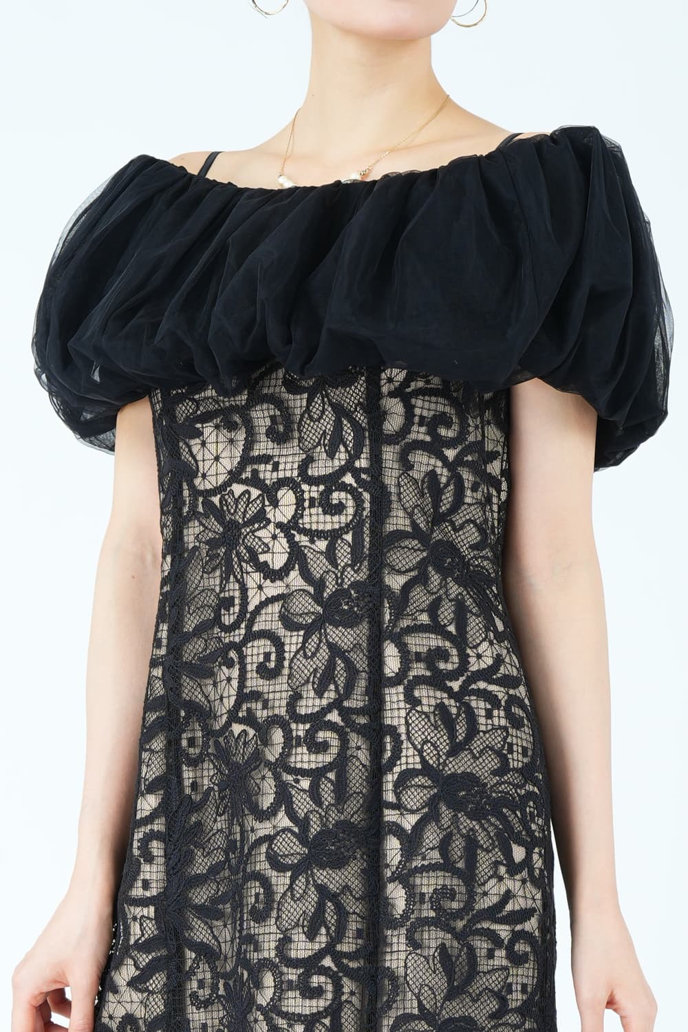 チュールスヌード付き配色レースブラックドレス