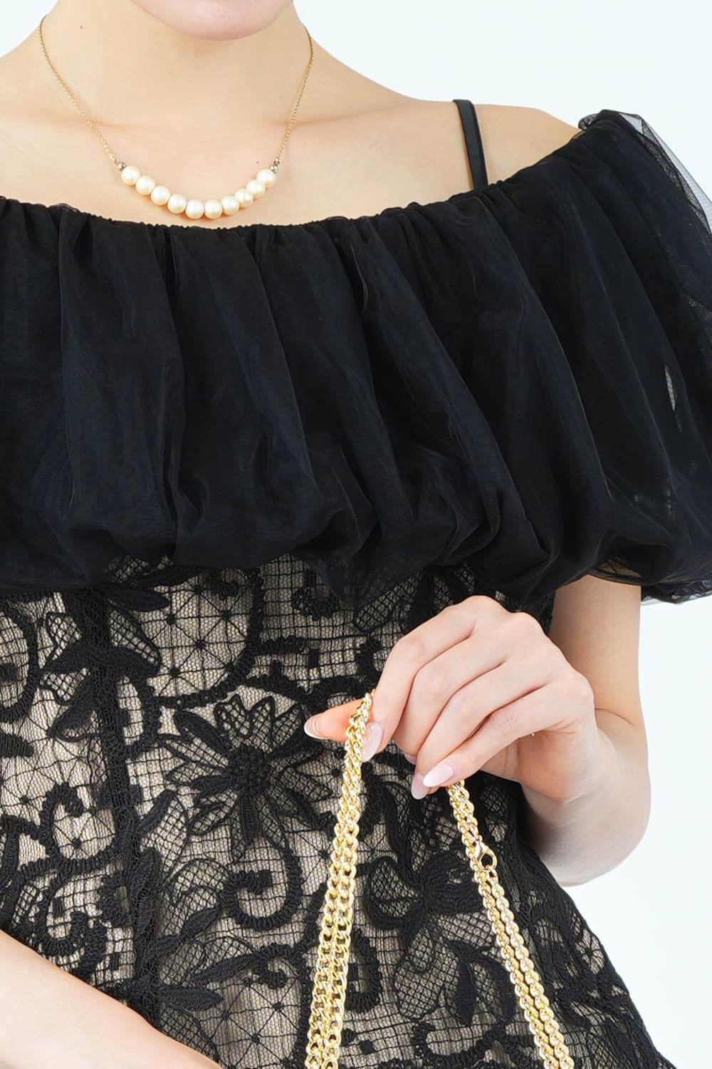 チュールスヌード付き配色レースブラックドレス